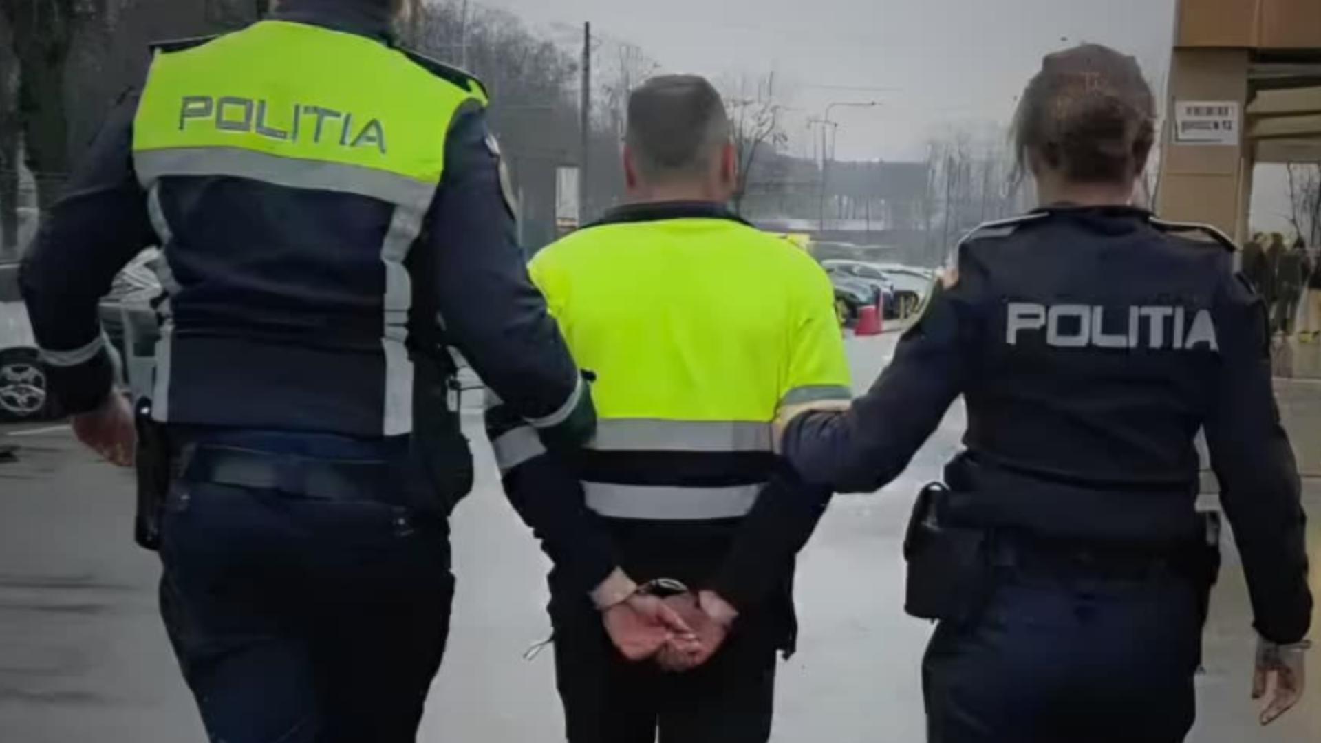 Un bărbat a fost arestat după ce și-a lovit câinele cu toporul în cap.