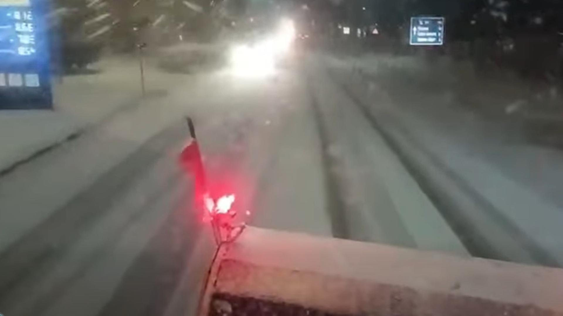 Pe rutele Pitești - Râmnicu Vâlcea și Curtea de Argeș - Râmnicu Vâlcea se circulă în condiții dificile. Foto/Captură video