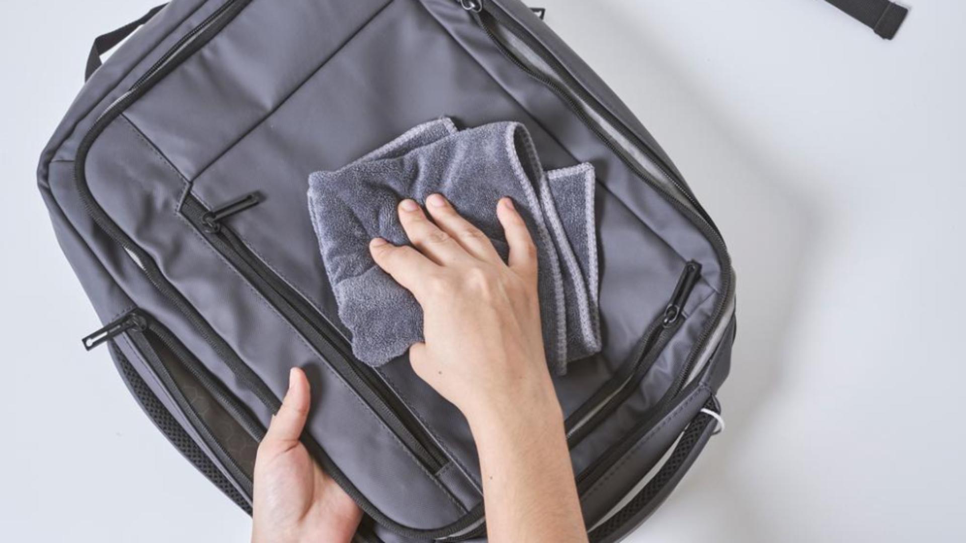 Cum cureți corect rucsacurile din piele ecologică sau textile