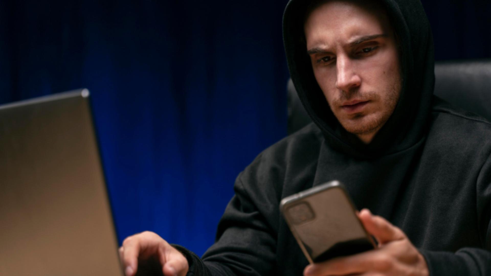 Cât a strâns o rețea de escroci din înșelătoria mesajelor false