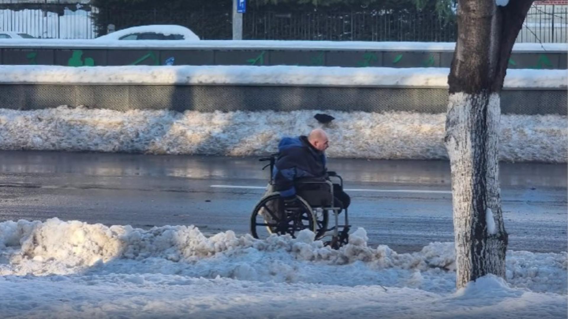 Om în scaun cu rotile