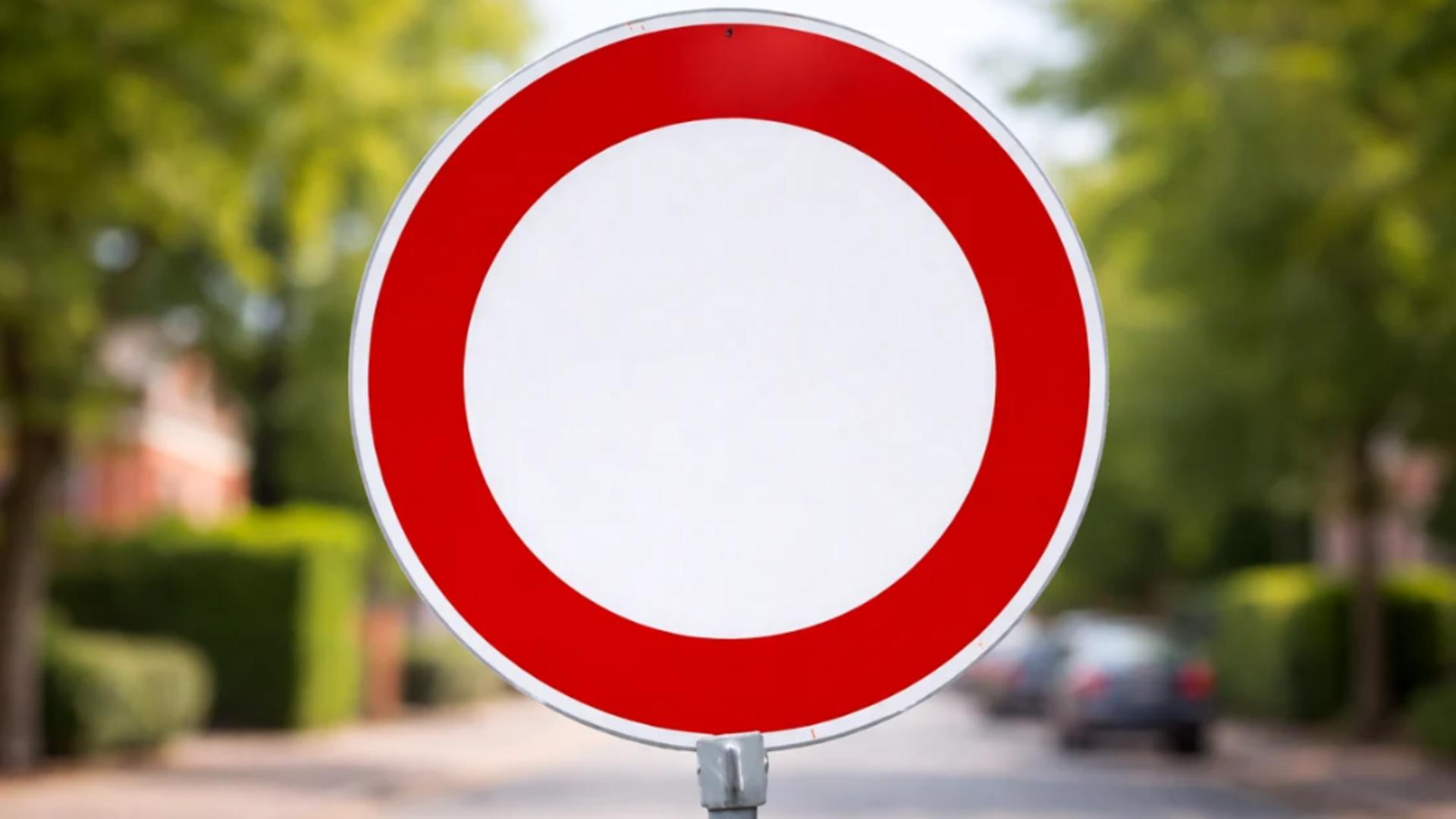 Șoferii, luați prin surprindere de un semn rutier aparent banal.