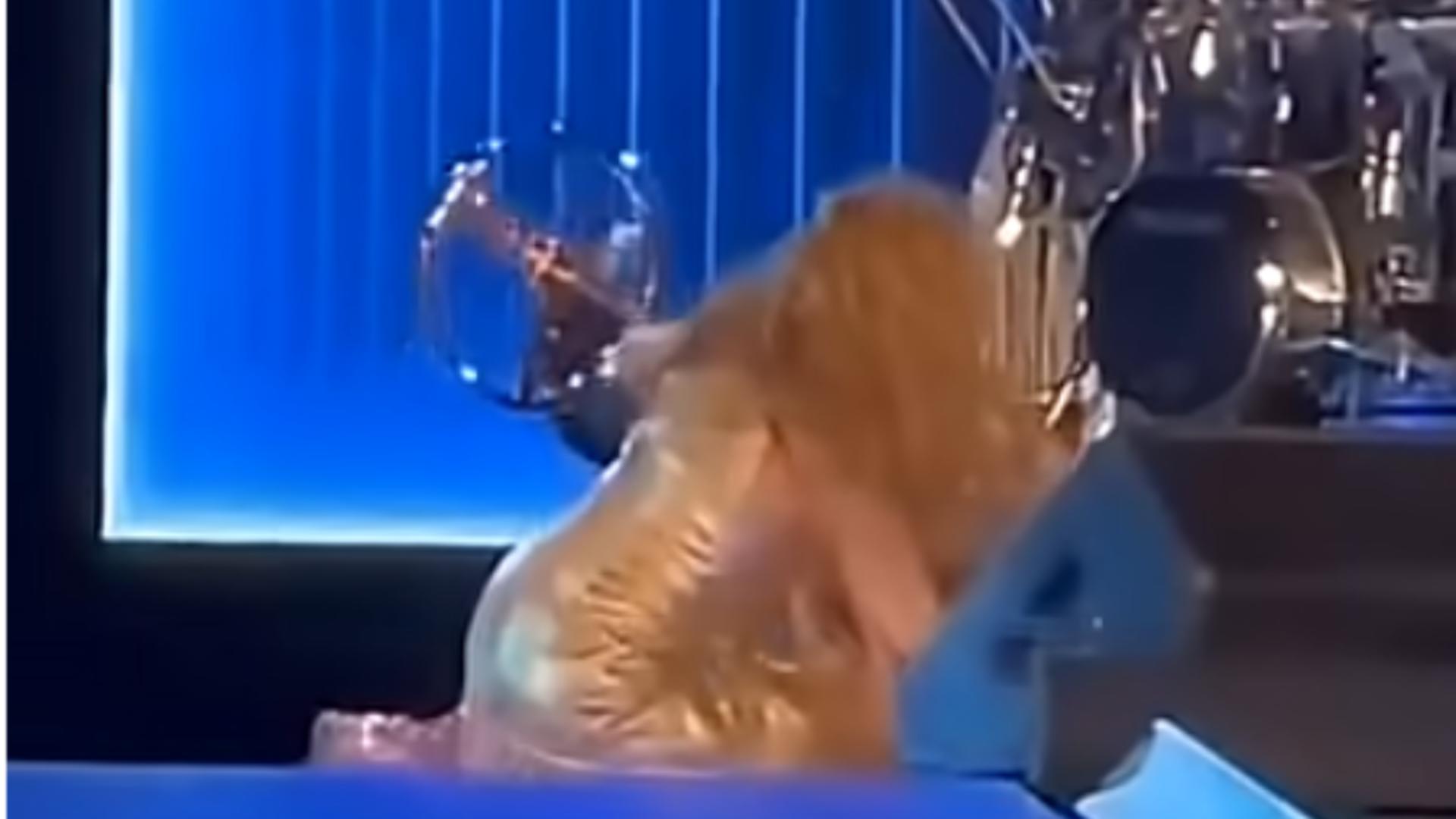 Momentul în care Shakira se prăbușește pe scenă