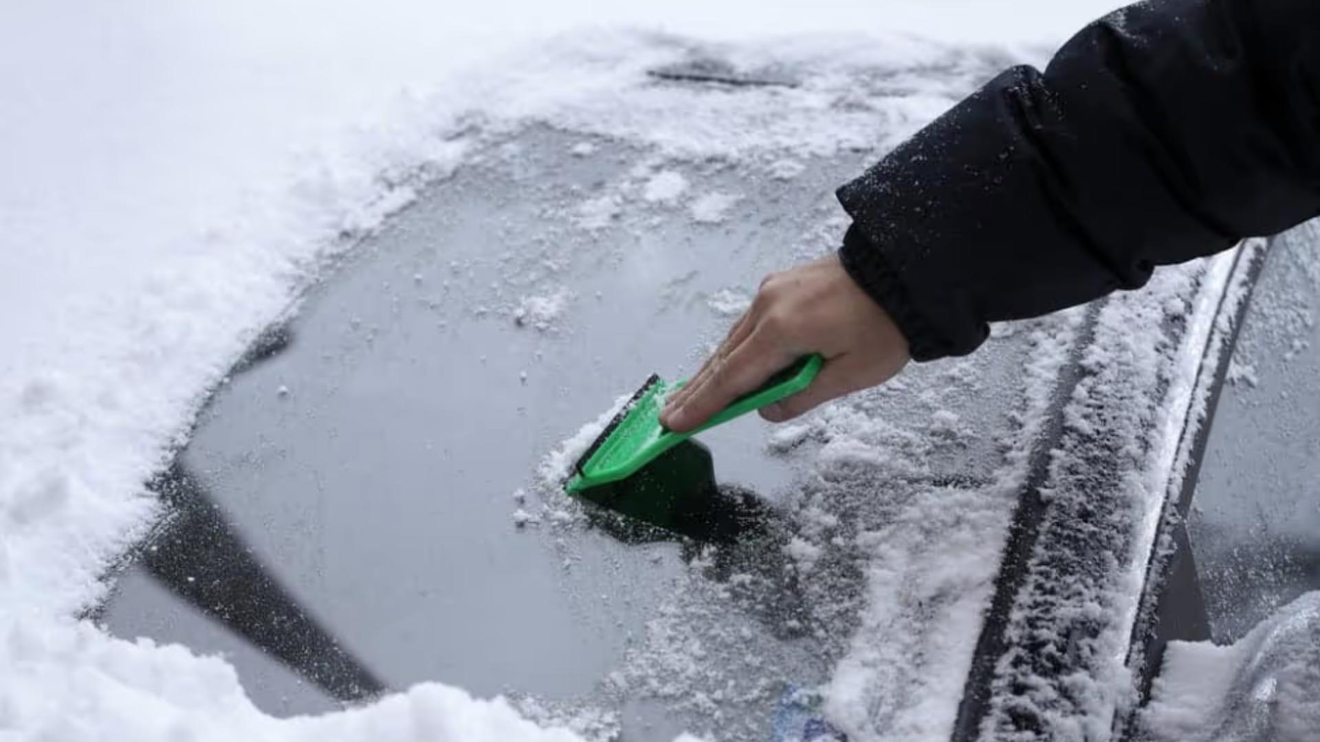 Cum deszăpezim mașina?