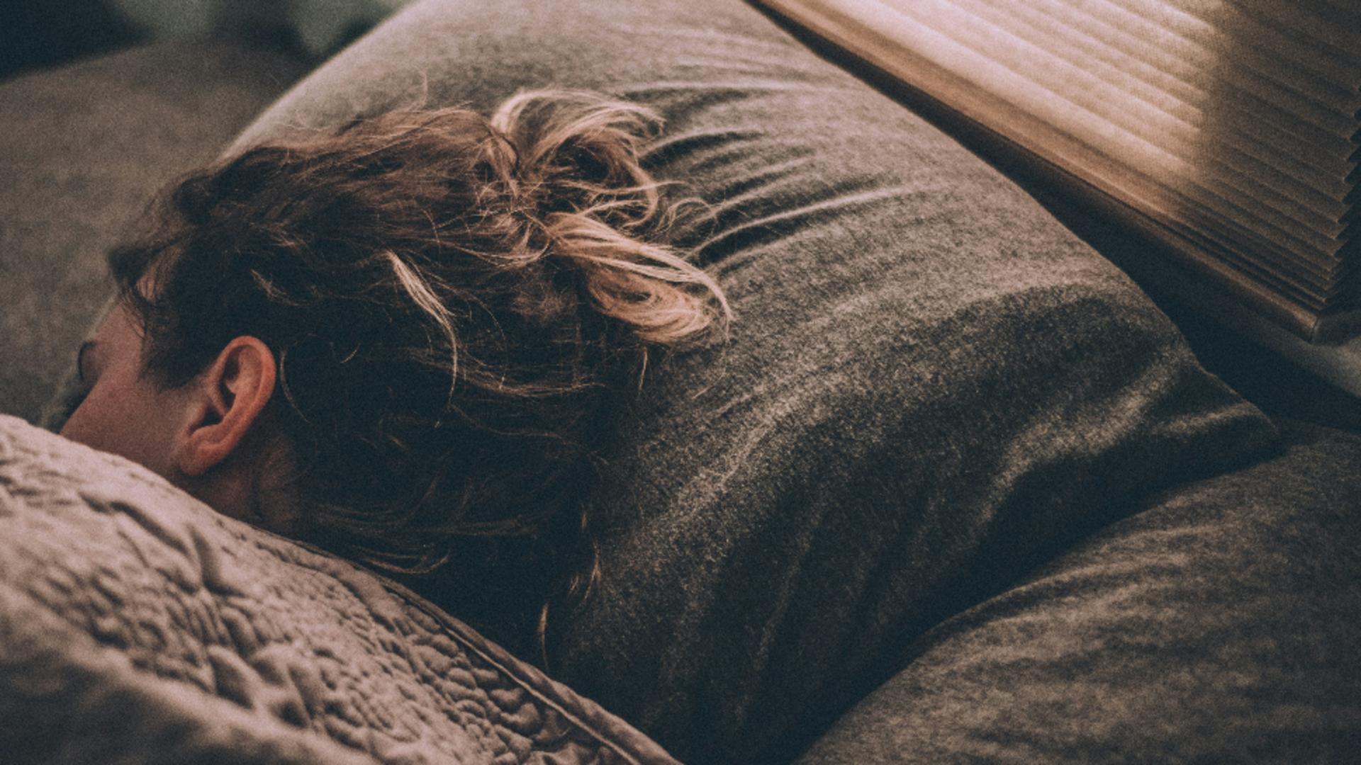 De ce trebuie să dormim mai mult iarna. Sfatul specialiștilor.