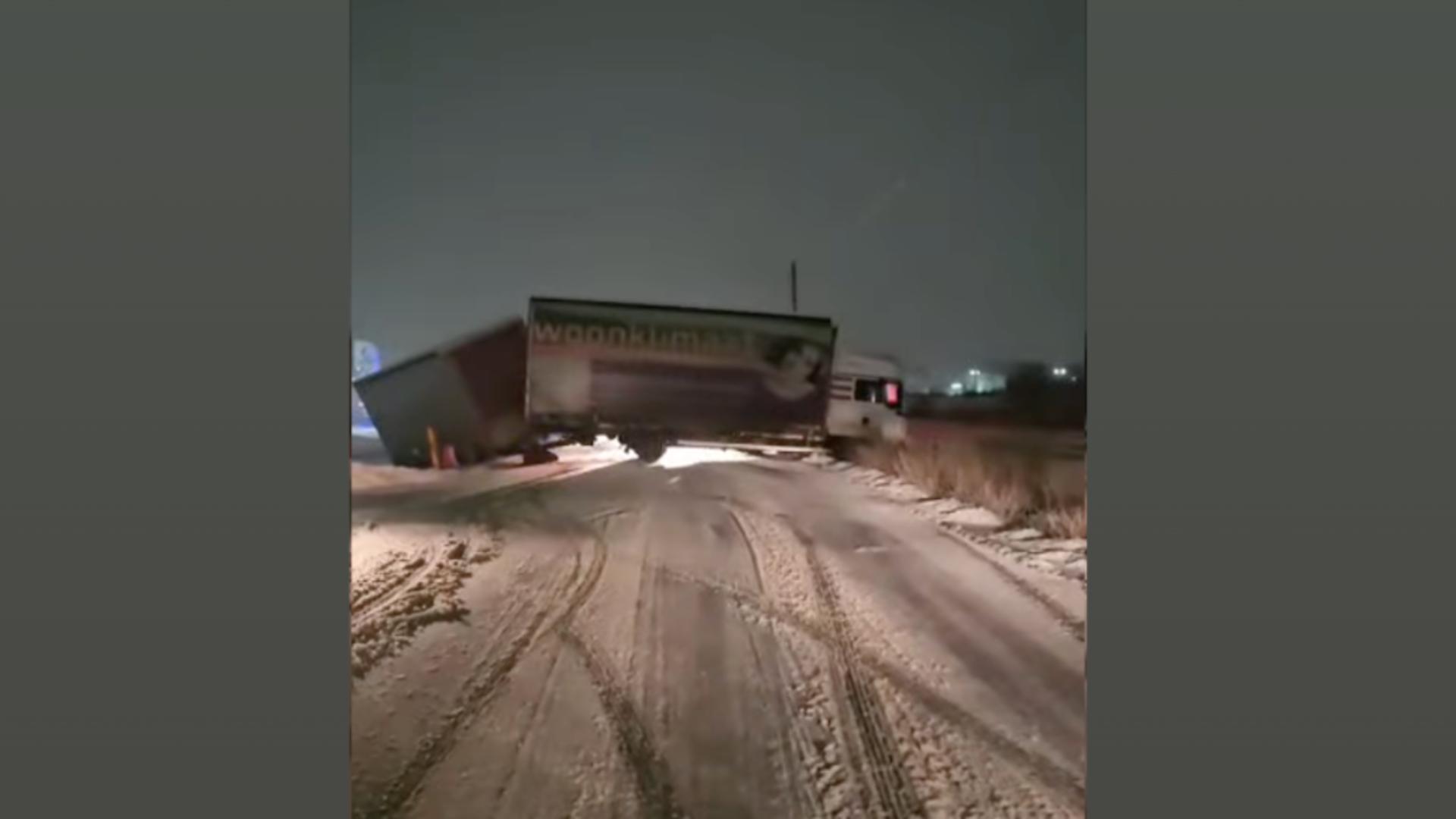 Poziția ansamblului rutier face imposibilă trecerea altor autovehicule. Foto/Captură video