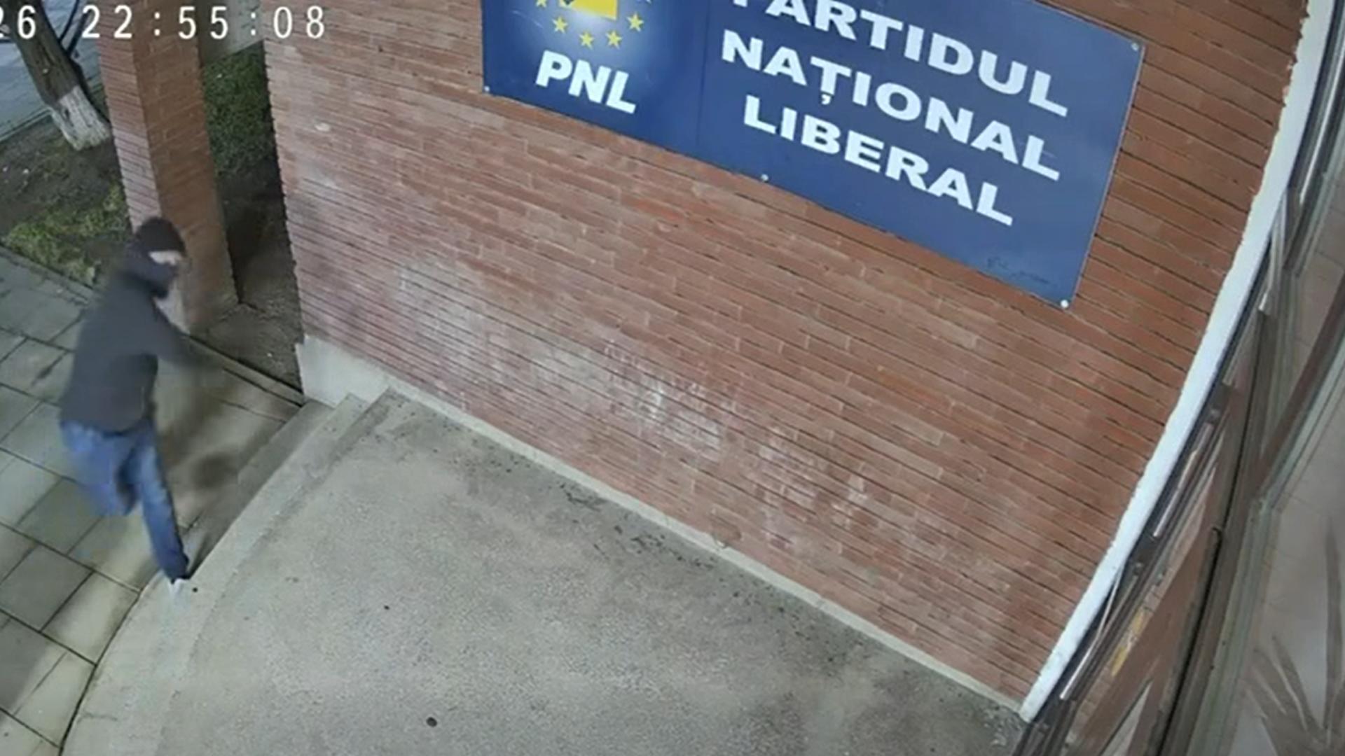 Bărbatul mascat a aruncat 2 obiecte spre geamul clădirii