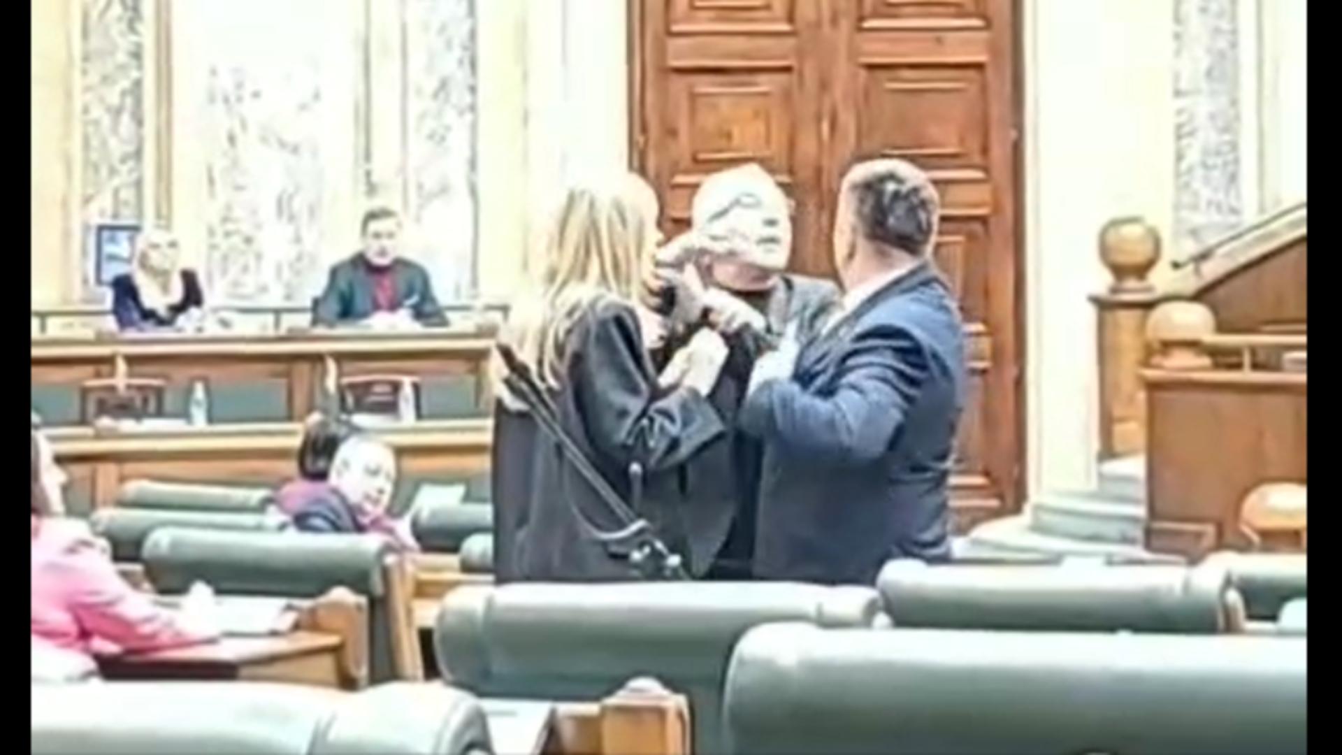 Bătaie în Senatul României.