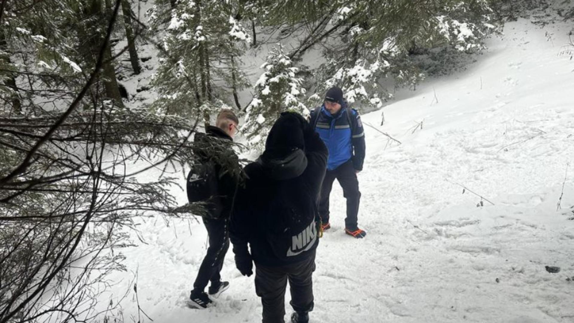 Doi tineri încălțați cu adidași, întorși din drum de jandarmi pe un traseu din Ceahlău/ IJJ Neamț