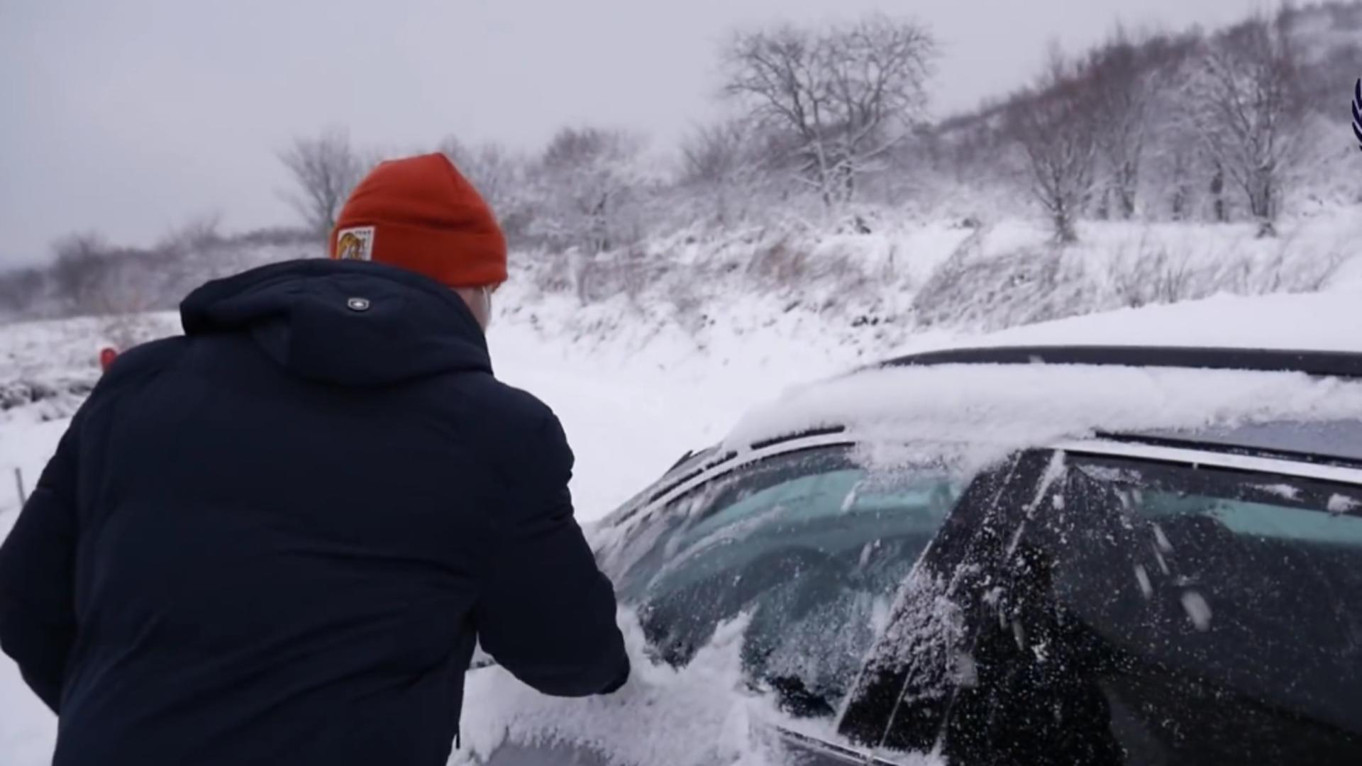 Sancțiuni usturătoare pentru șoferii care nu deszăpezesc complet autoturismul. Foto/Captură video