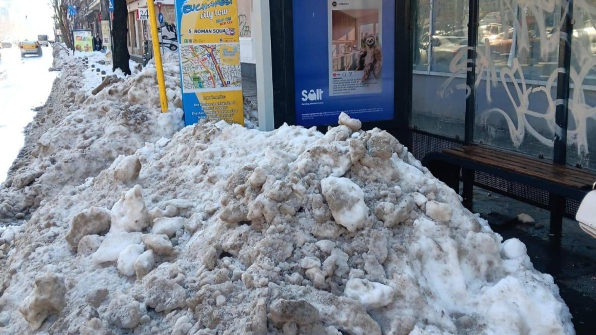 Capitala încă este paralizată de mormanele de zăpadă lăsate în mijlocul intersecțiilor sau pe trotuare. Foto/Arhivă