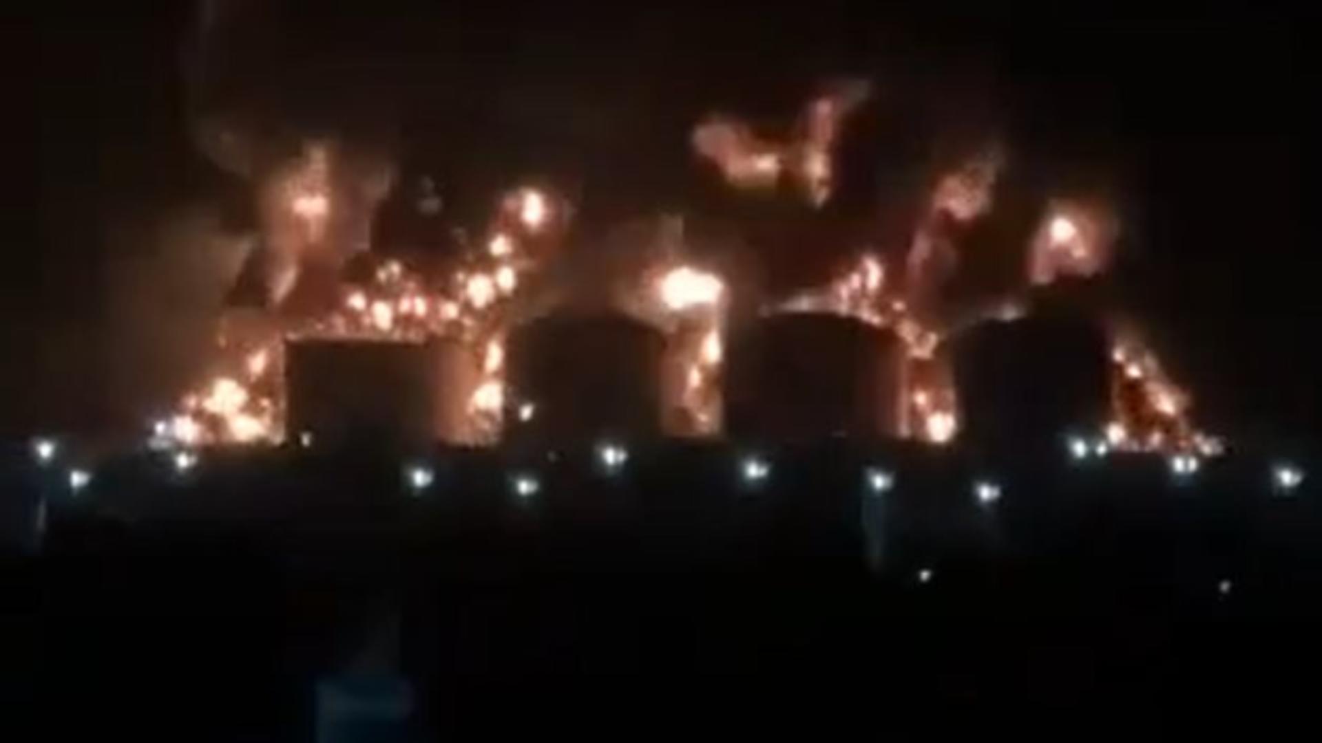 Cel mai mare port din Oman, mistuit de flăcări în urma unui atac cu drone lansat de Iran