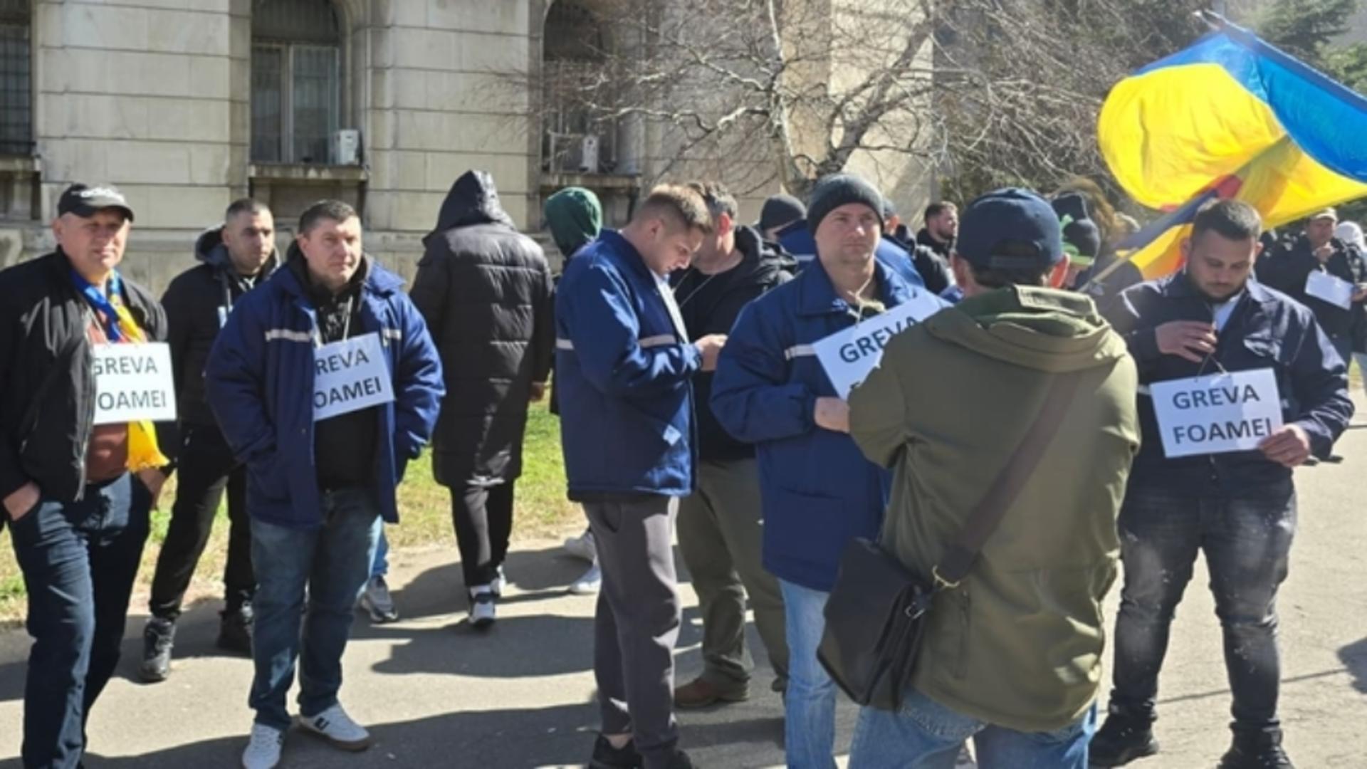 Minerii au intrat în greva foamei.