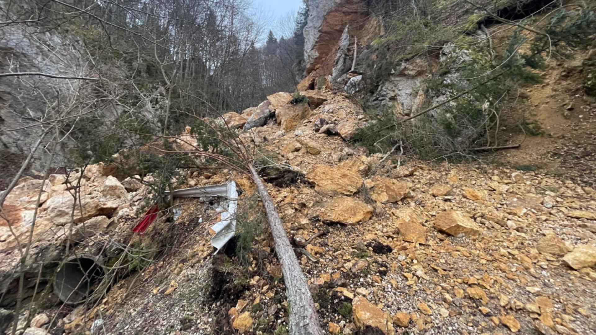 Intervenție de urgență în Brașov: alunecare de teren, oameni în pericol