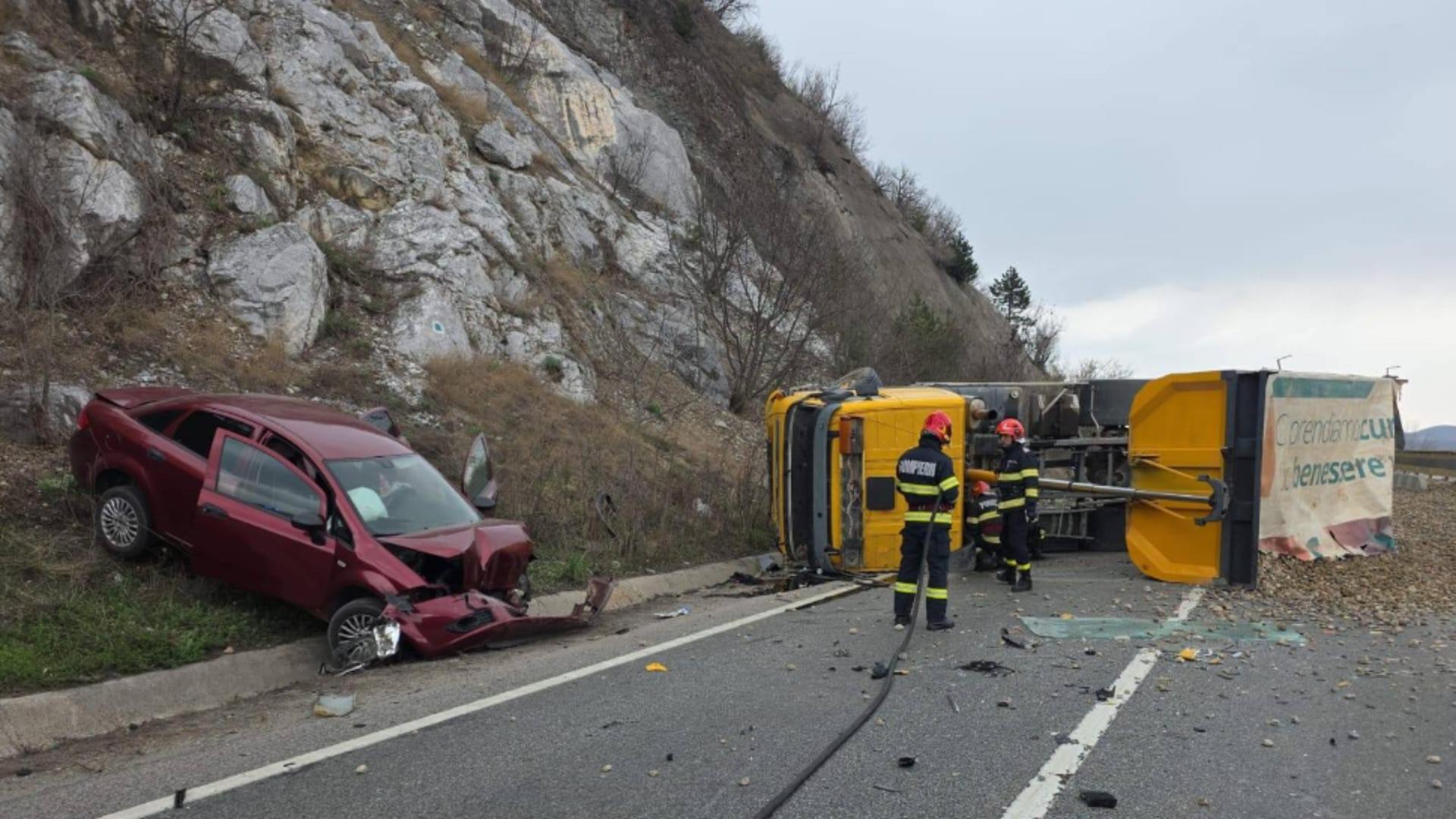 Accident cu cinci persoane implicate pe DN6, între Orșova și Severin. Circulația a fost blocată pe ambele sensuri