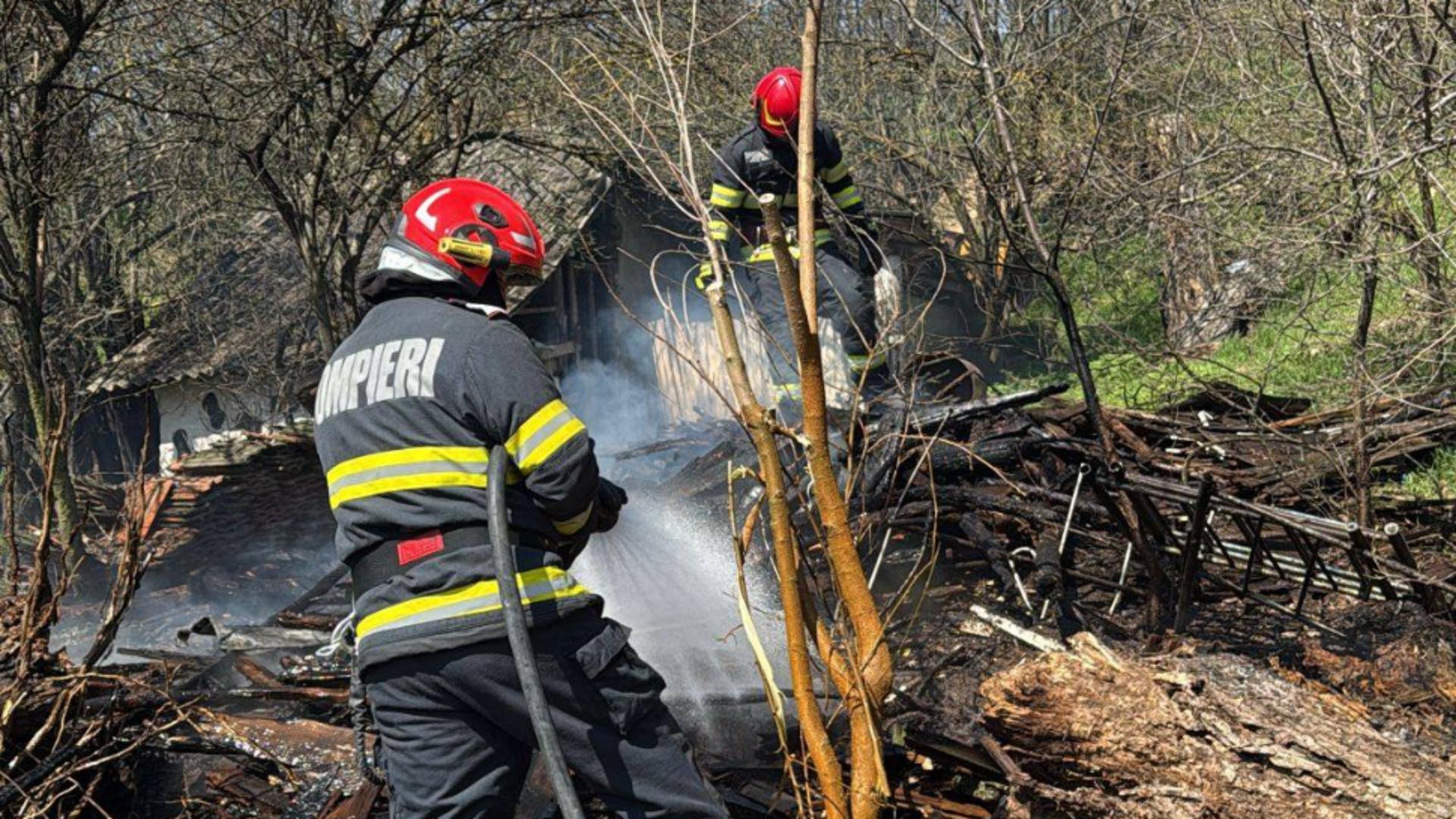 Stivă de lemne cuprinsă de flăcări în localitatea giurgiuveană Băneasa. O casă, pusă în pericol: pompierii au intervenit rapid