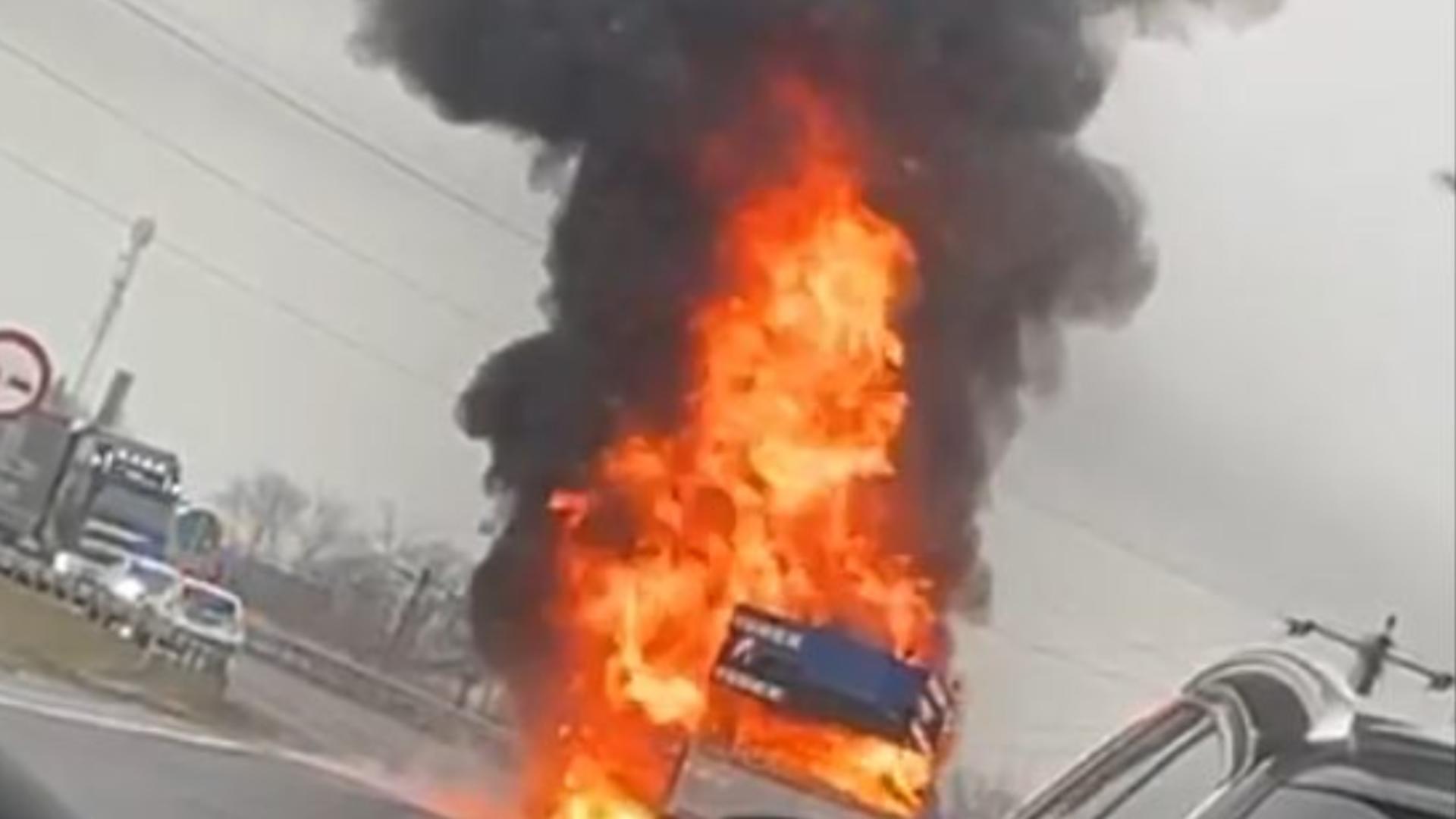 Trafic blocat pe DN1: un autocamion a luat foc