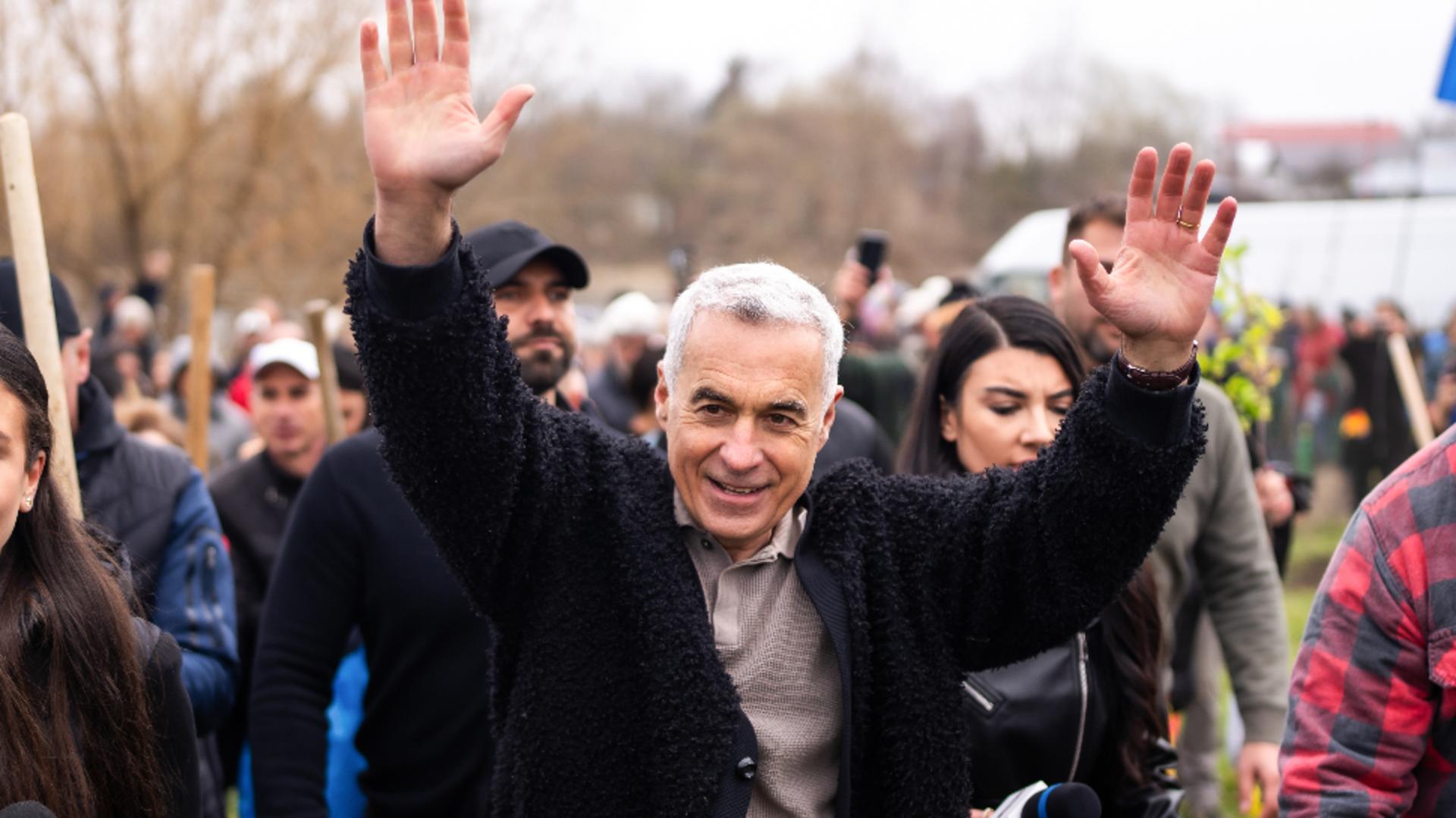 Călin Georgescu în mijlocul românilor (foto: Bogdan Chircan)