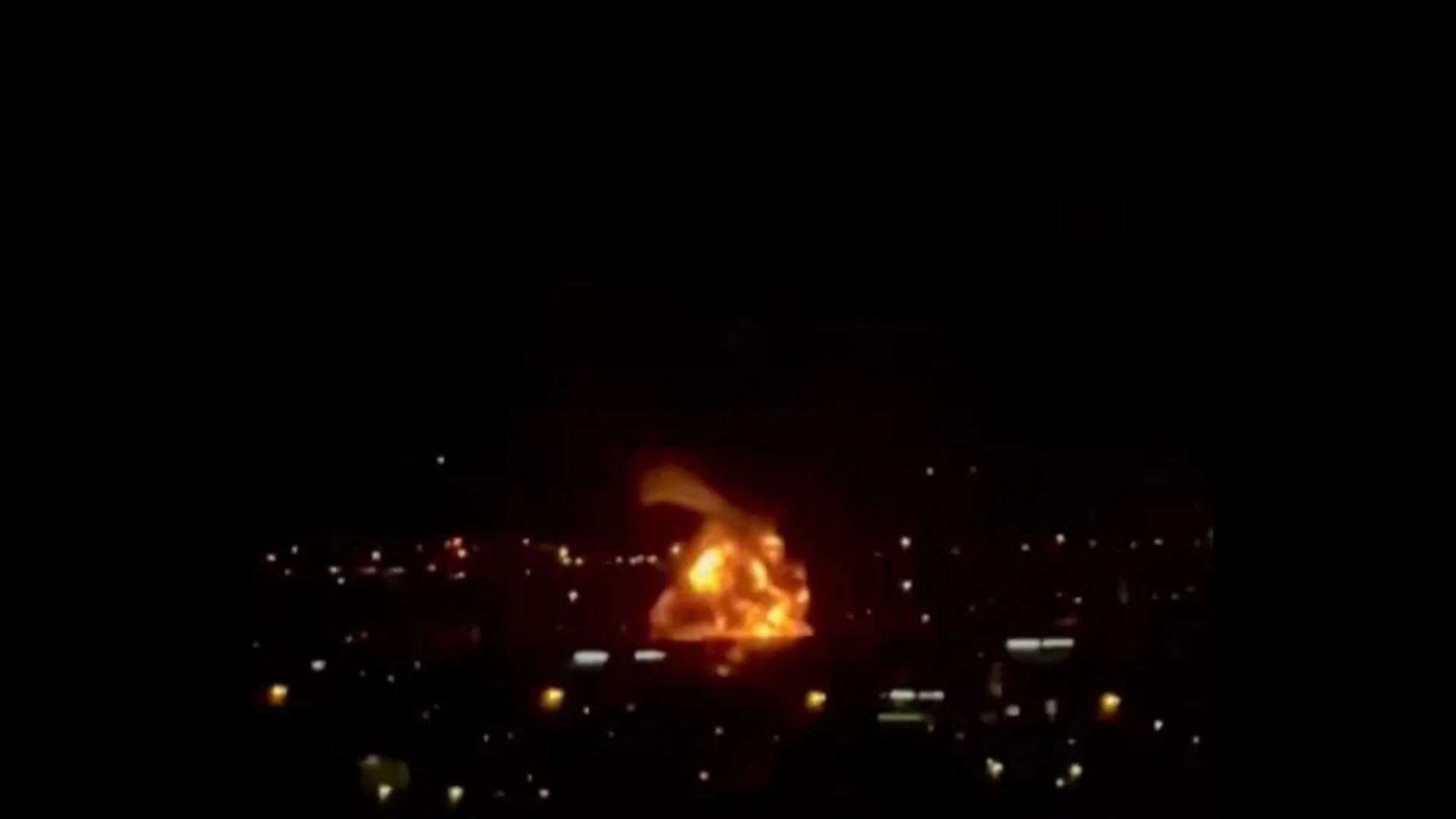 Aeroportul din Dubai, închis după un atac cu drone. Un rezervor de combustibil a luat foc