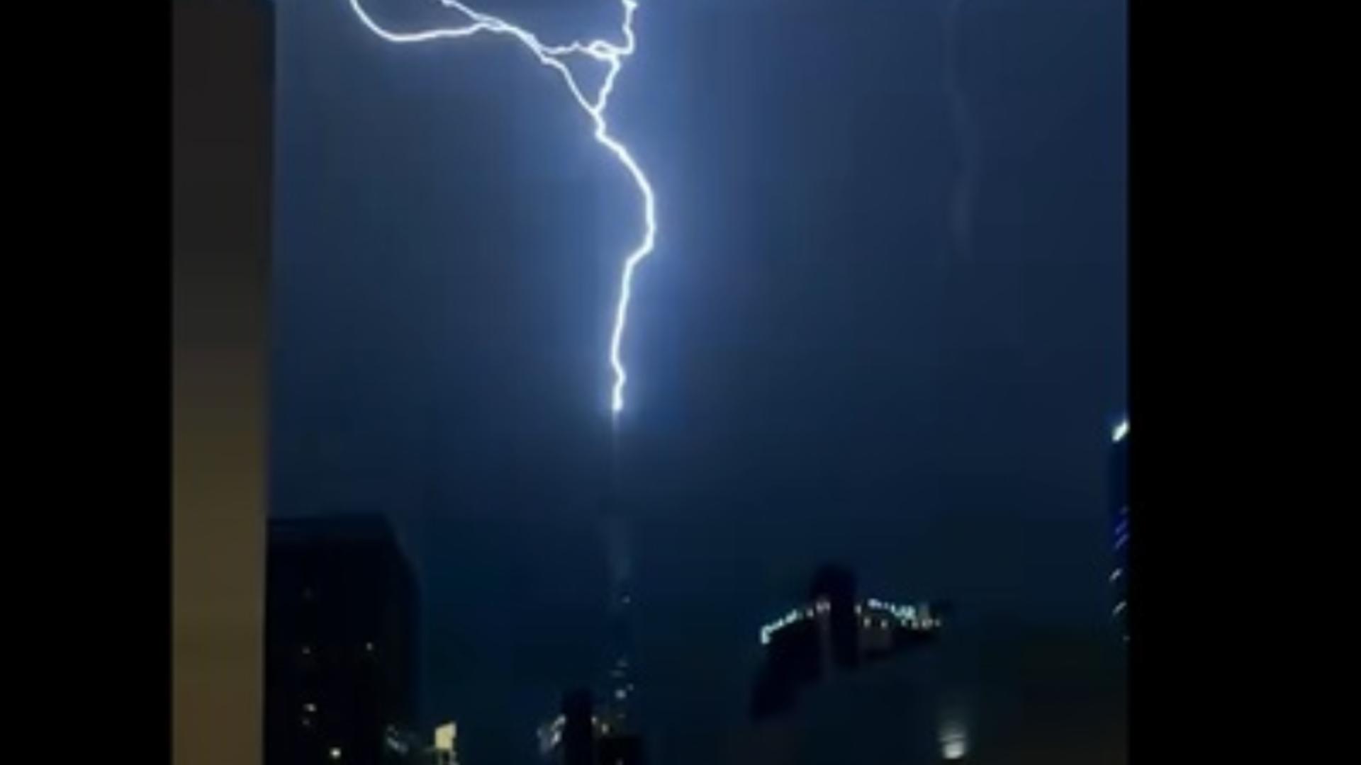 Burj Khalifa, lovit de fulger noaptea trecută: imaginile au devenit virale pe rețelele sociale/ Captură foto