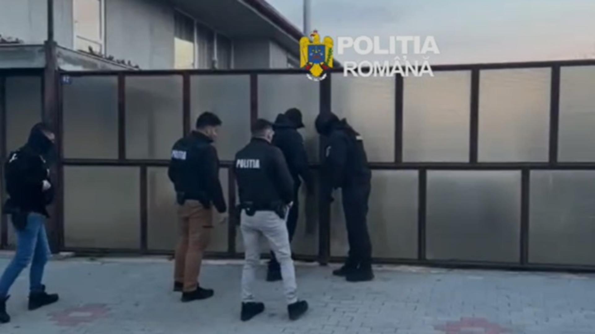 23 de percheziții în Brașov și Mureș într-un dosar de furt de motorină de pe un șantier feroviar: ce au descoperit polițiștii/ Captură video