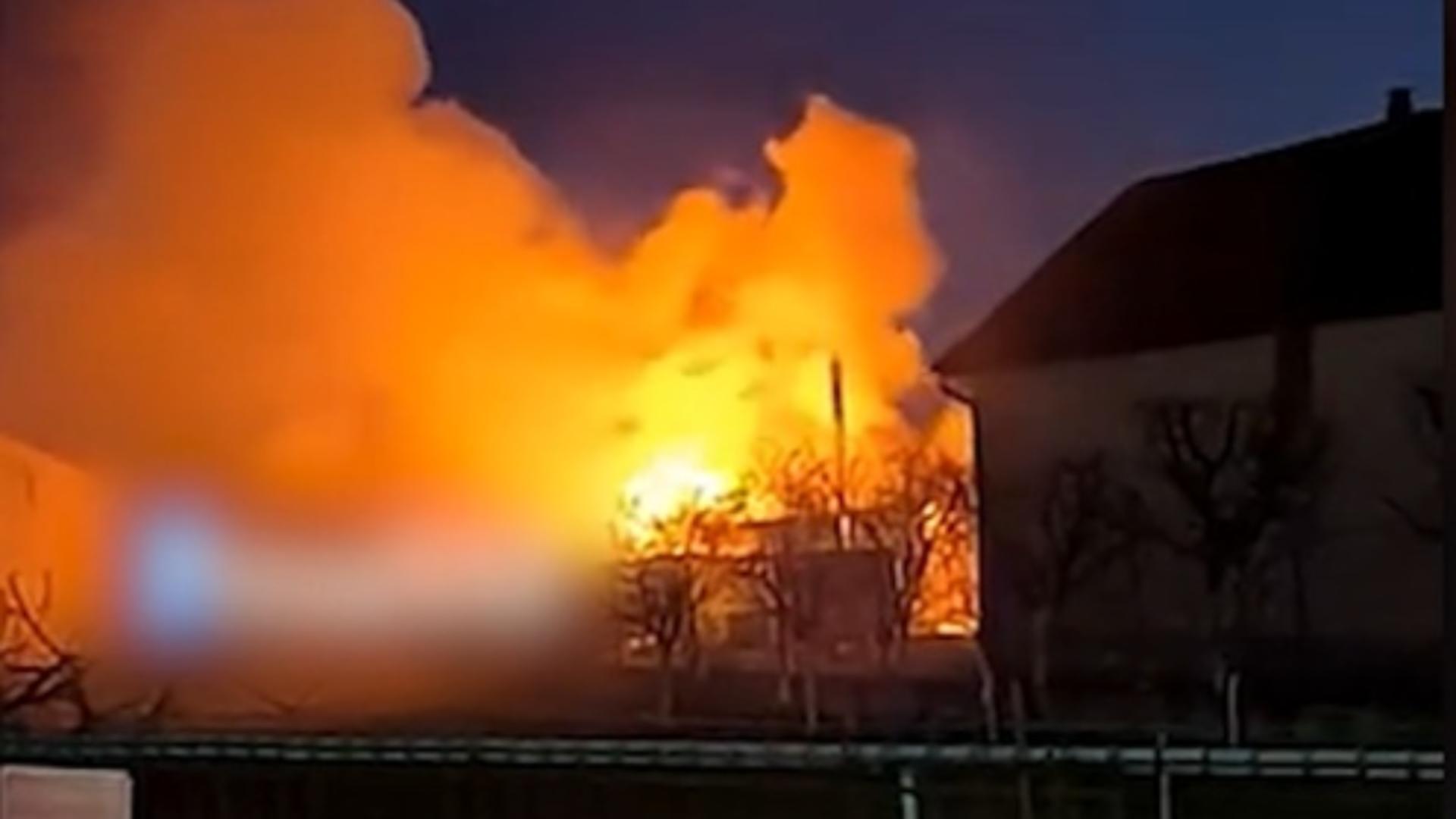 Incendiu devastator în Satu Mare: o casă a ars complet, o femeie salvată în ultimul moment/ Captură video
