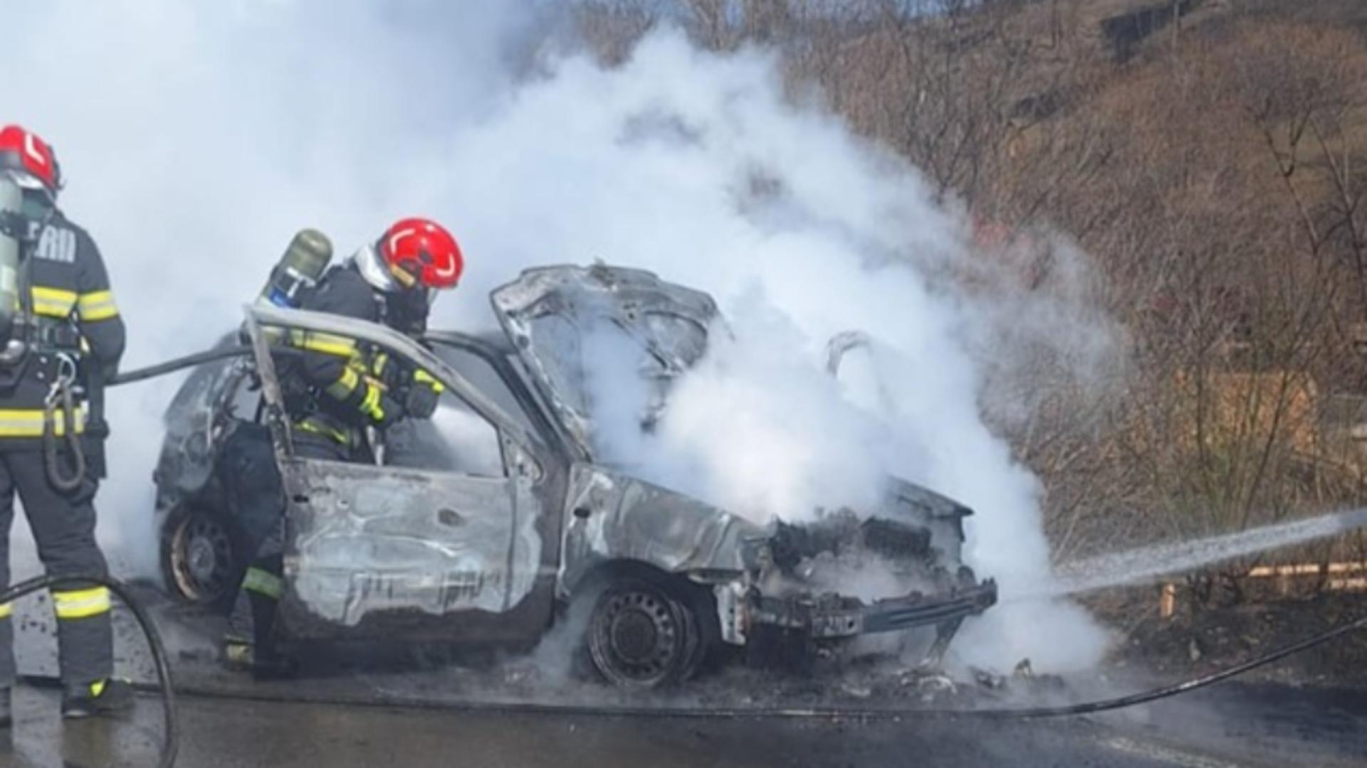Flăcări devastatoare pe o stradă din Suceava: un autoturism a fost mistuit complet de un incendiu/ Foto: ISU Suceava 