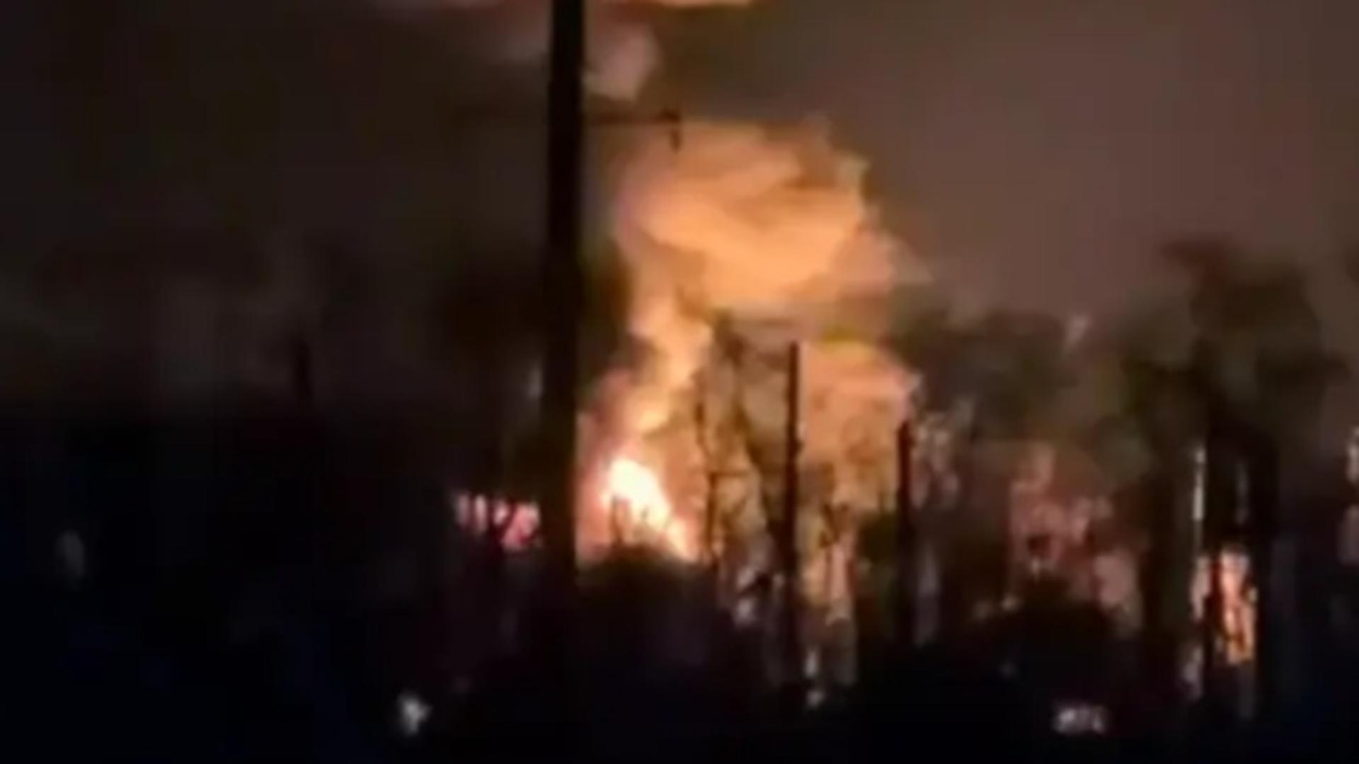 Atac cu drone în sudul Rusiei: un depozit de petrol din Krasnodar, în flăcări/ Captură foto The Kyiv Independent
