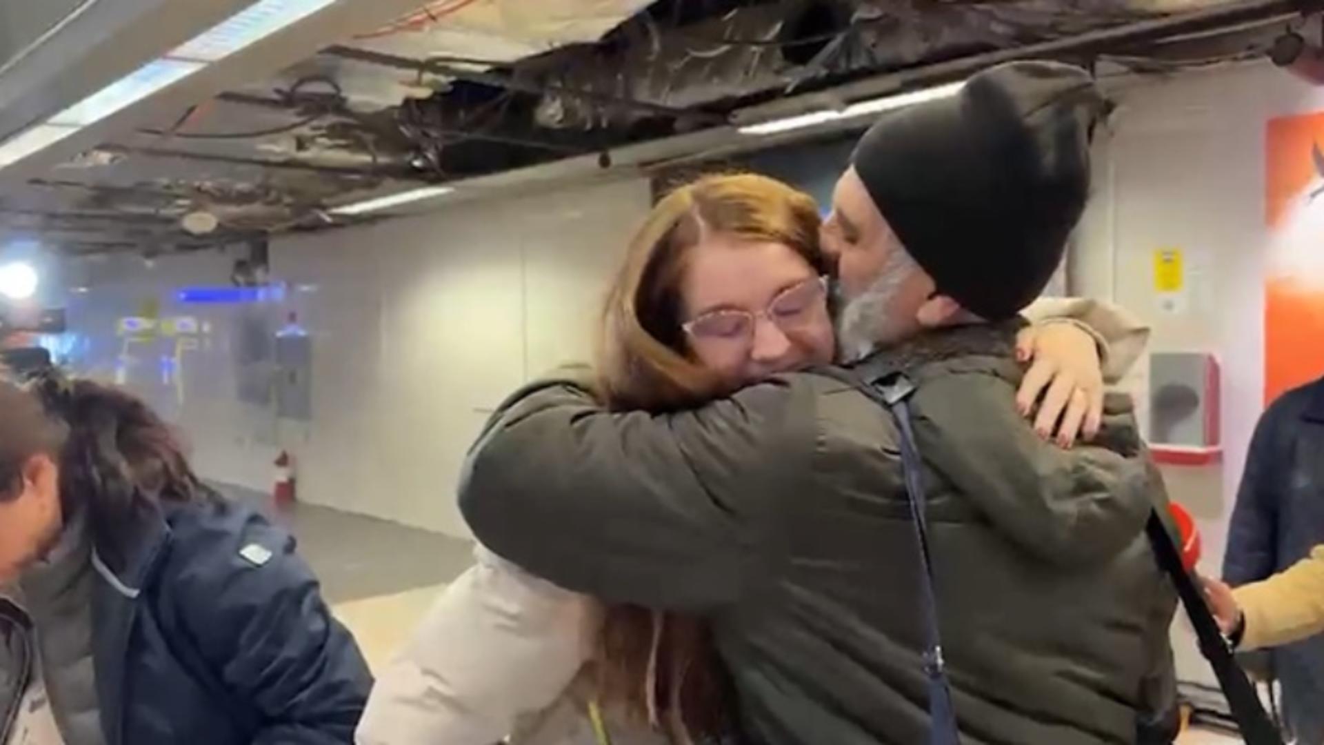 Primii români repatriați după suspendarea zborurilor din Orientul Mijlociu. Imagini emoționante/ Captură video