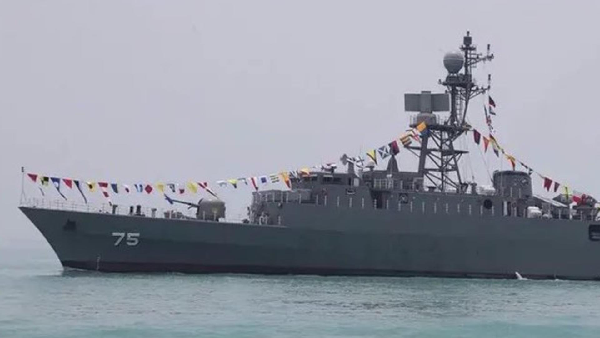 O navă de război a Iranului, lovită de un submarin. Peste 100 de marinari sunt dați dispăru