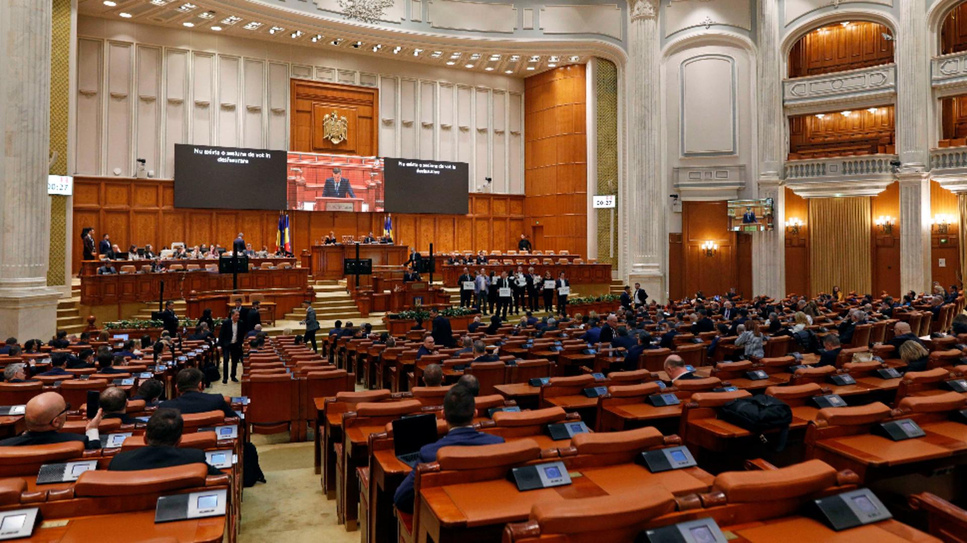 Parlamentarii se reunesc în plen