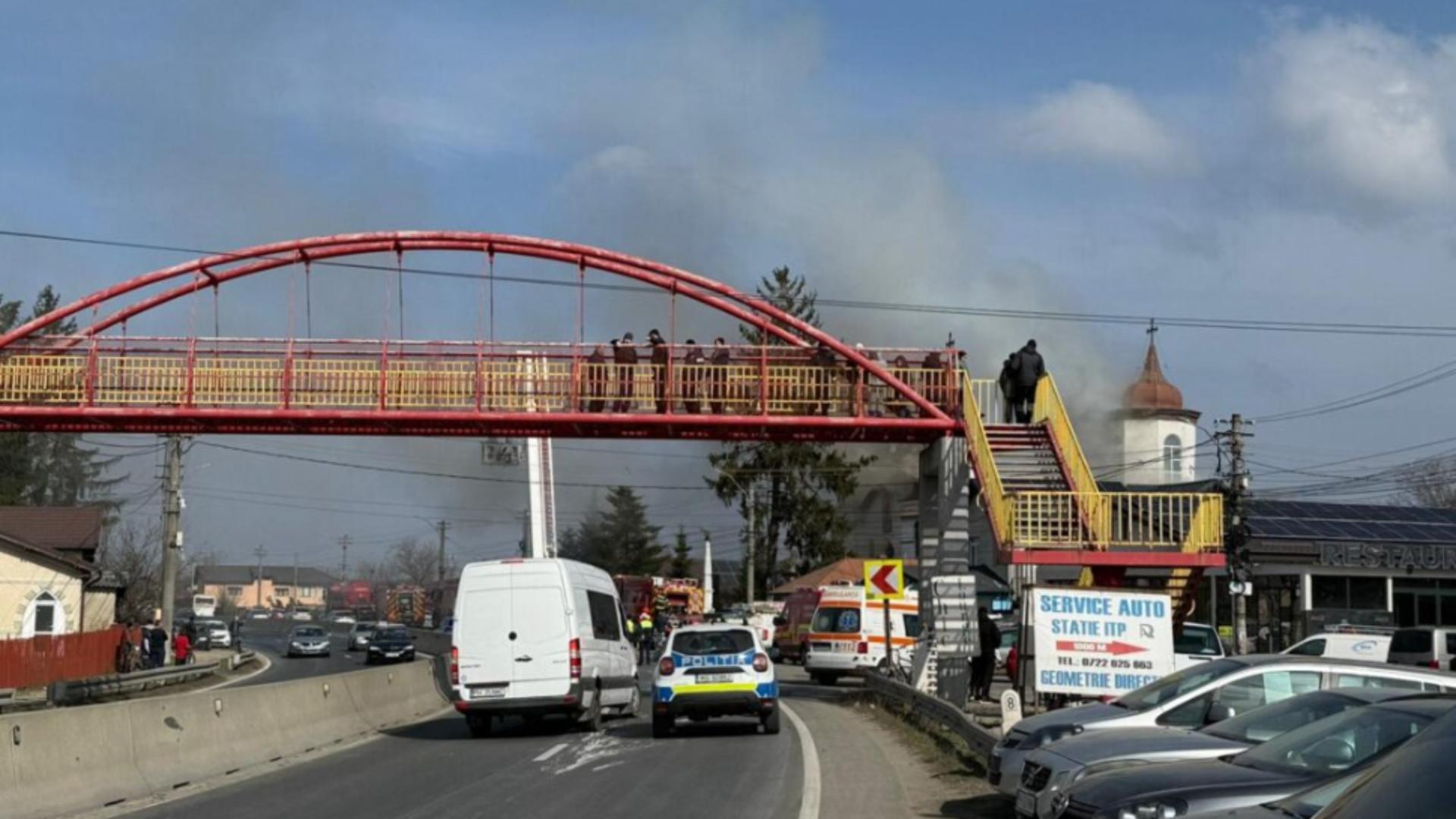 Incendiu puternic la biserica monument istoric din Puchenii Mari. 120 de persoane evacuate, trafic restricționat pe DN1 - FOTO/VIDEO