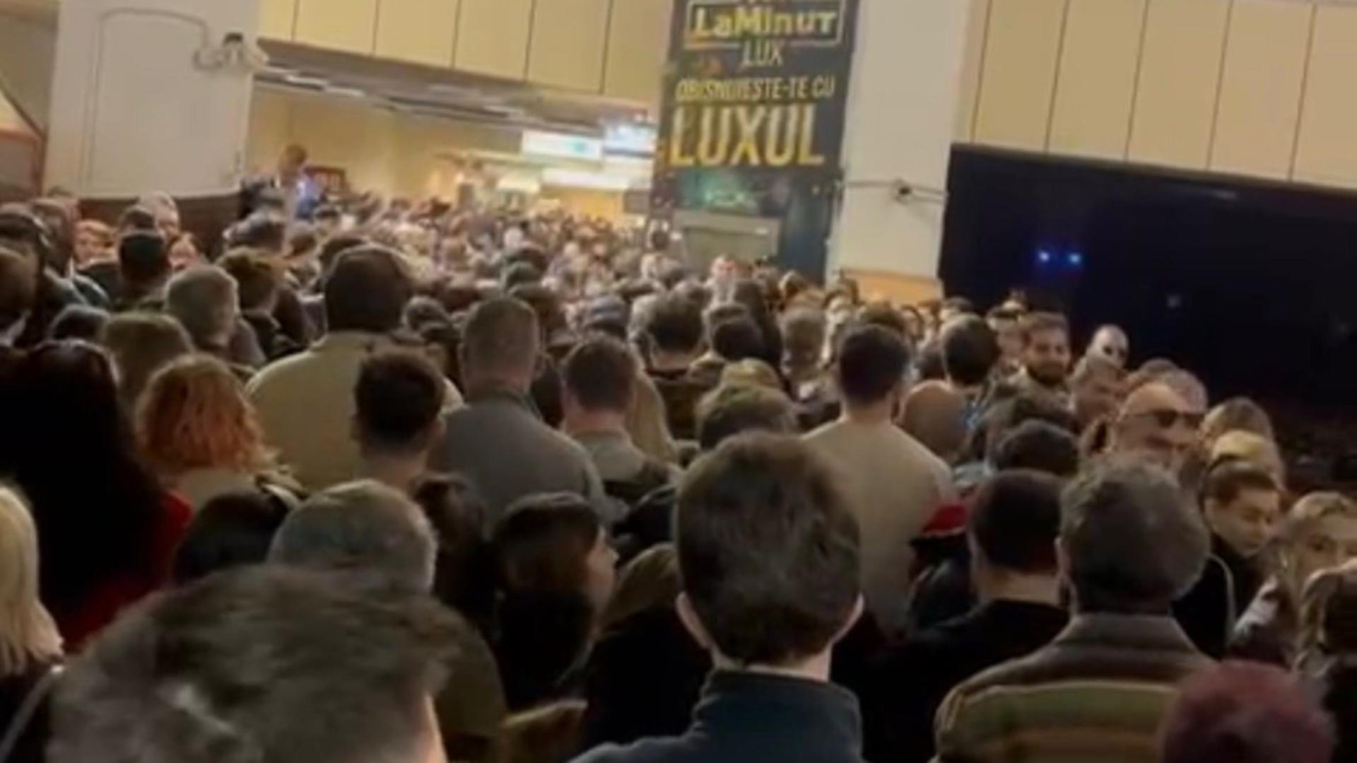 Probleme la metrou, miercuri dimineață: aglomerație uriașă la Piața Victoriei după retragerea unui tren de pe Magistrala 2 (foto: Realitatea Plus)