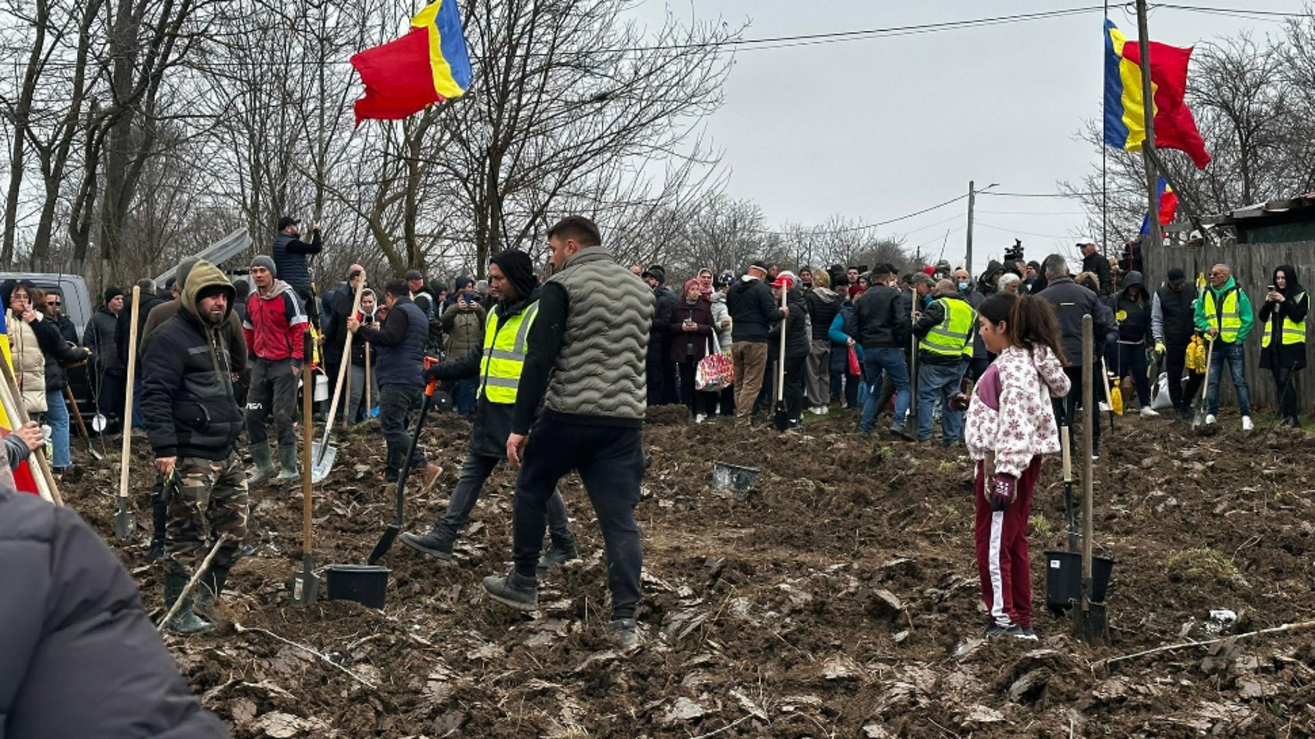 Călin Georgescu la campania de plantare de la Fierbinți (foto: Bogdan Chircan)