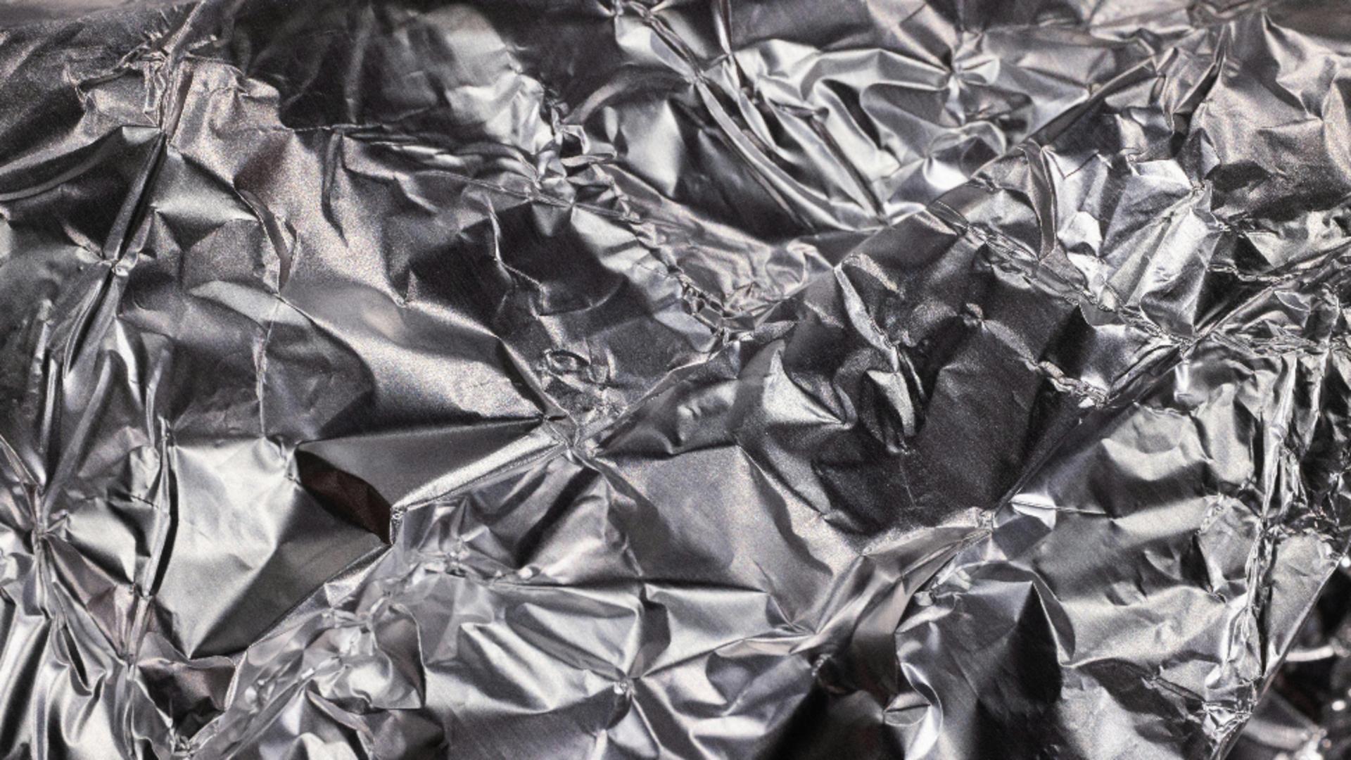Cât de sănătos este să folosești folia de aluminiu în bucătărie? Riscuri la care te expui