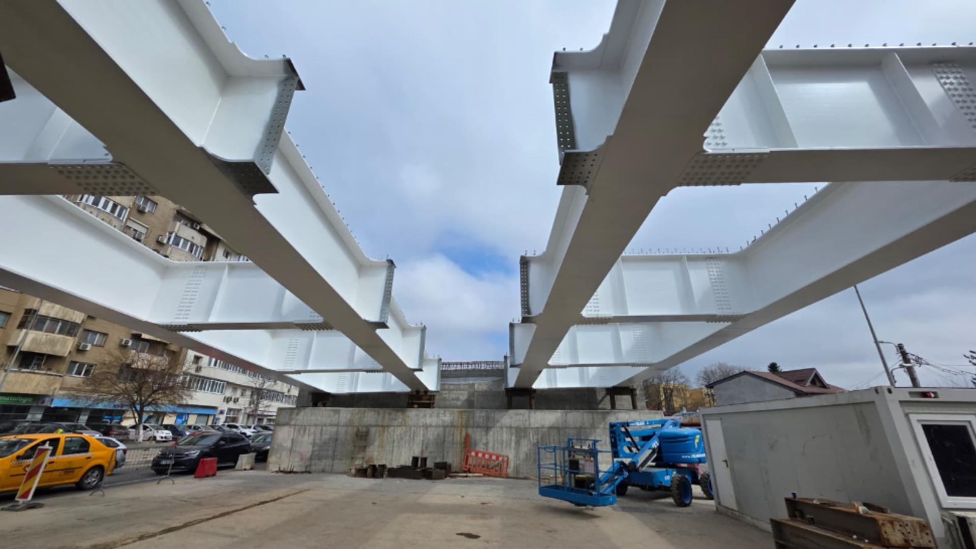 A început montarea tablierului metalic al pasajului Europa Unită. Daniel Băluță: „Acest pasaj va fi ultimul pe care o primărie îl va putea face!” GALERIE FOTO