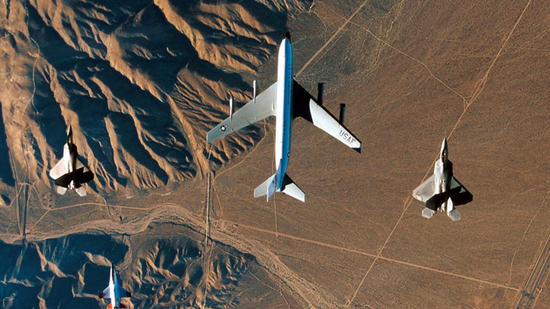 Strategia SUA mizează pe fiabilitatea legendarului KC-135 Stratotanker (mijloc), un model aflat în serviciu încă din 1957. Foto/Profimedia