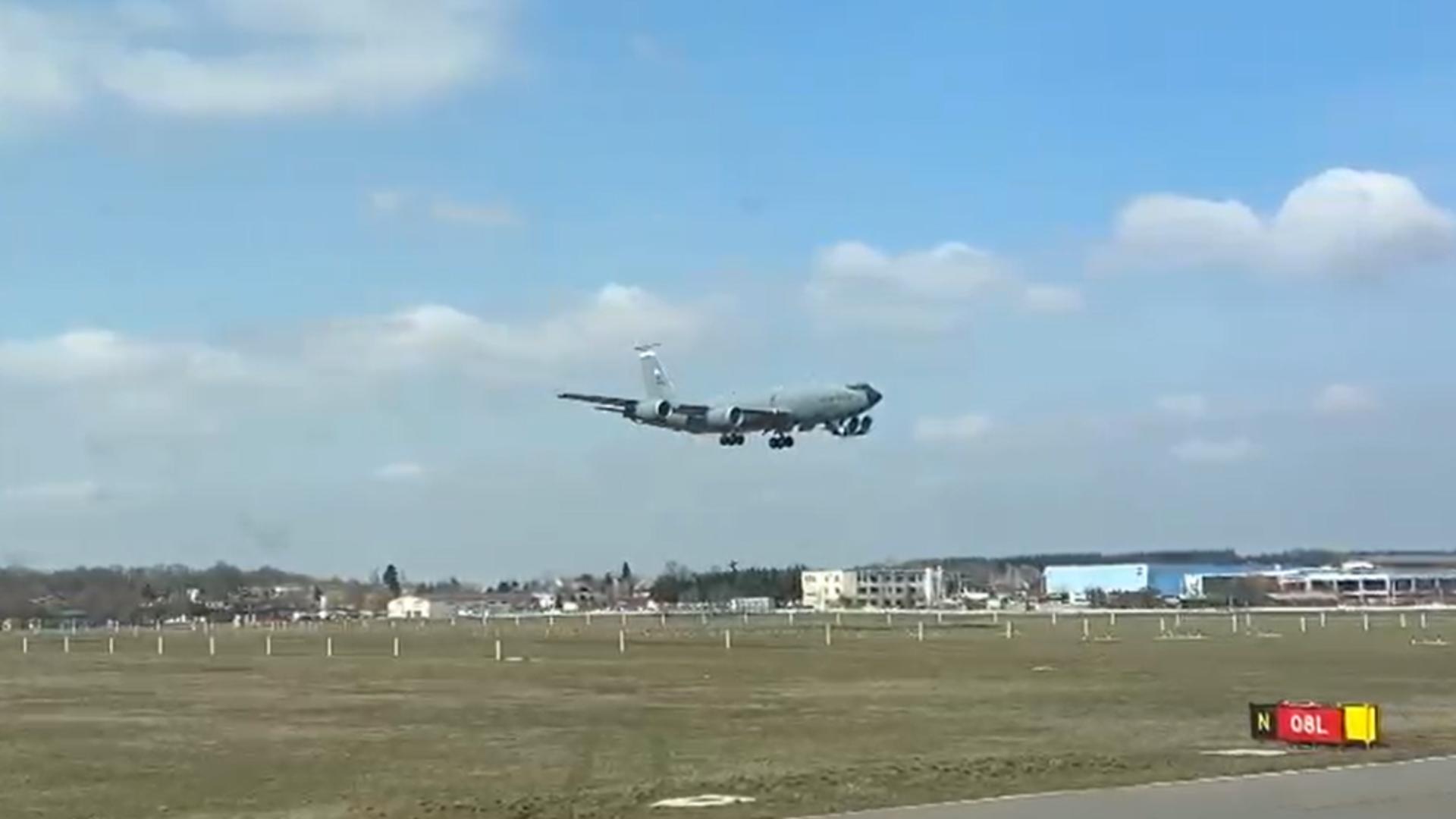 Momentul în care al doilea avion al americanilor aterizează pe aeroportul Otopeni - VIDEO