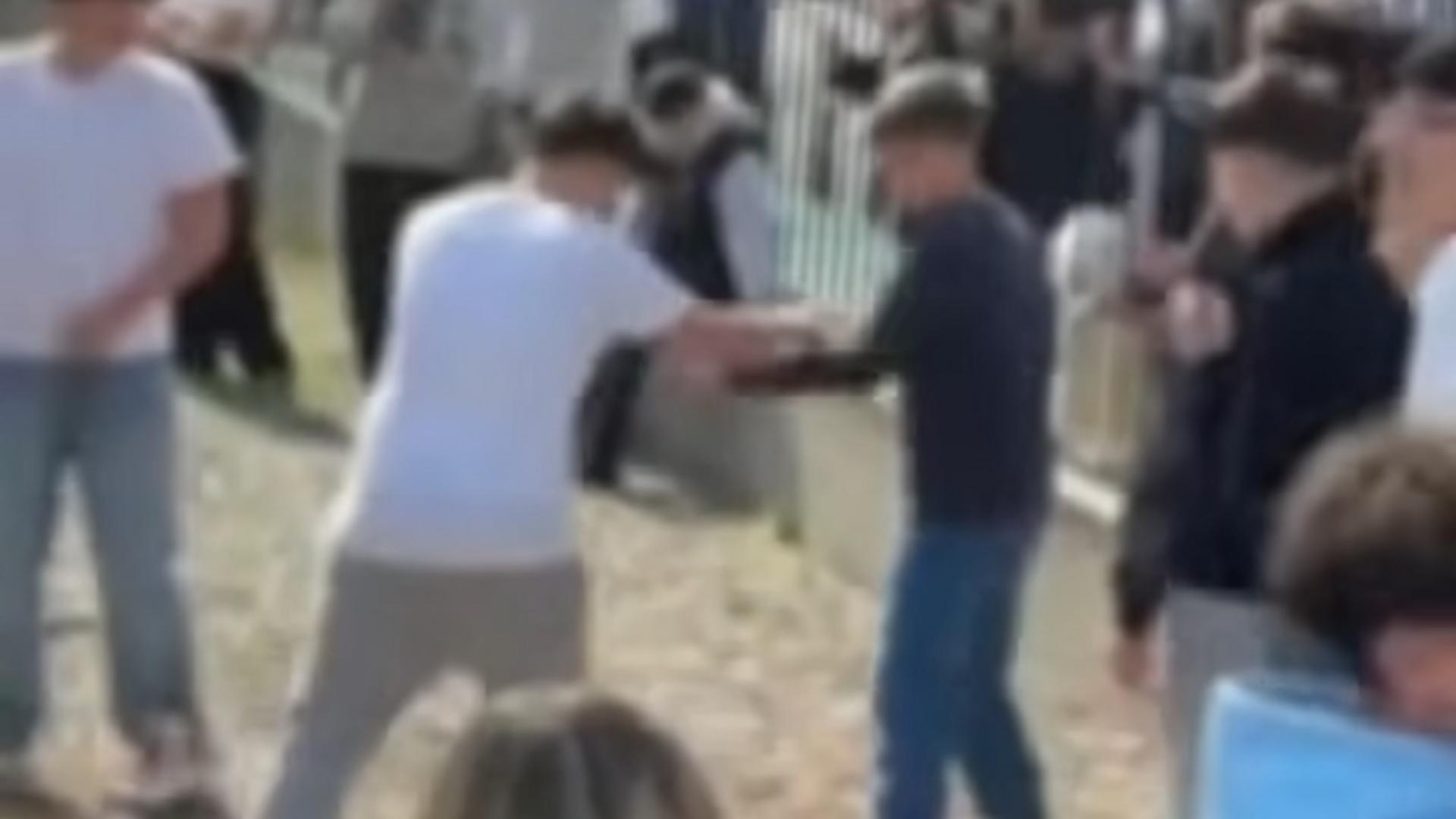 Bătaie între doi elevi, în curtea unei școli din Alba Iulia. Colegii au filmat scena. Poliția a deschis o anchetă