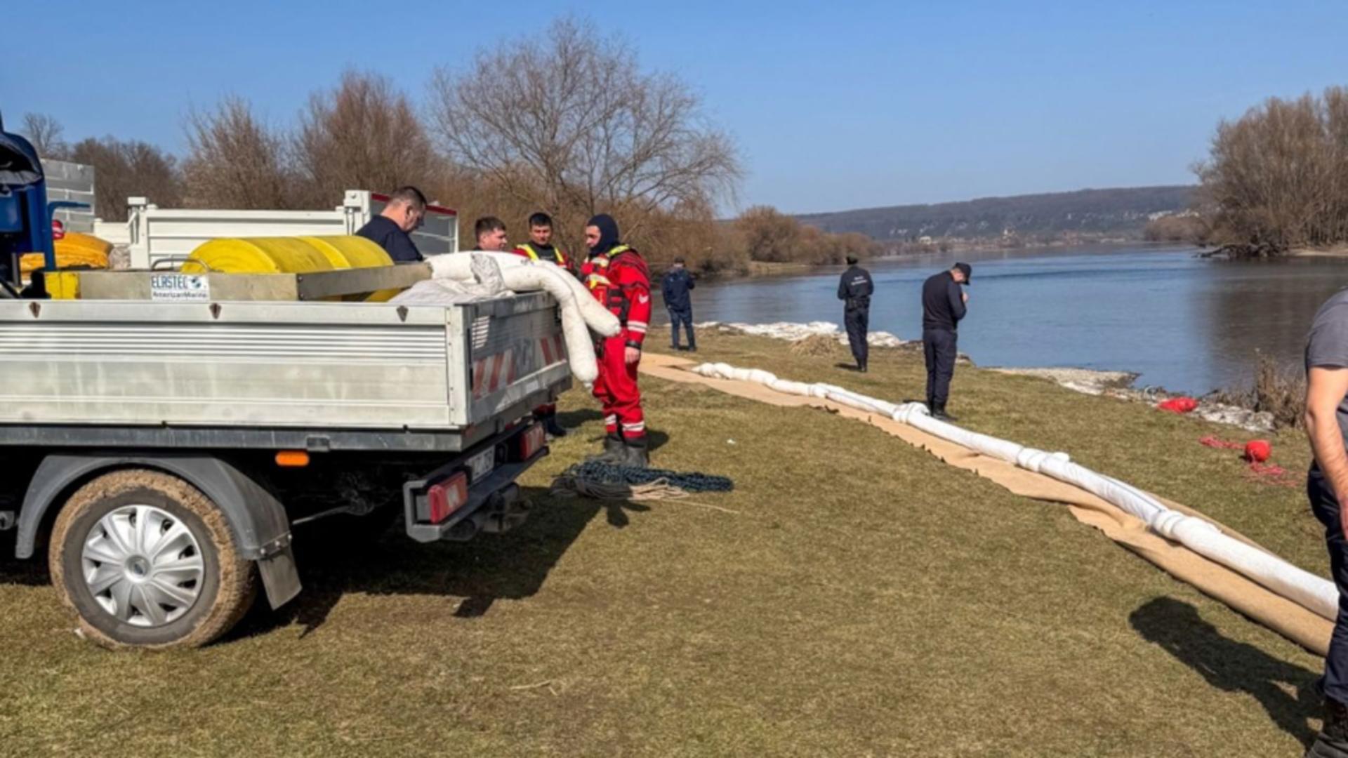 Aproape două tone de petrol s-au scurs în Nistru 