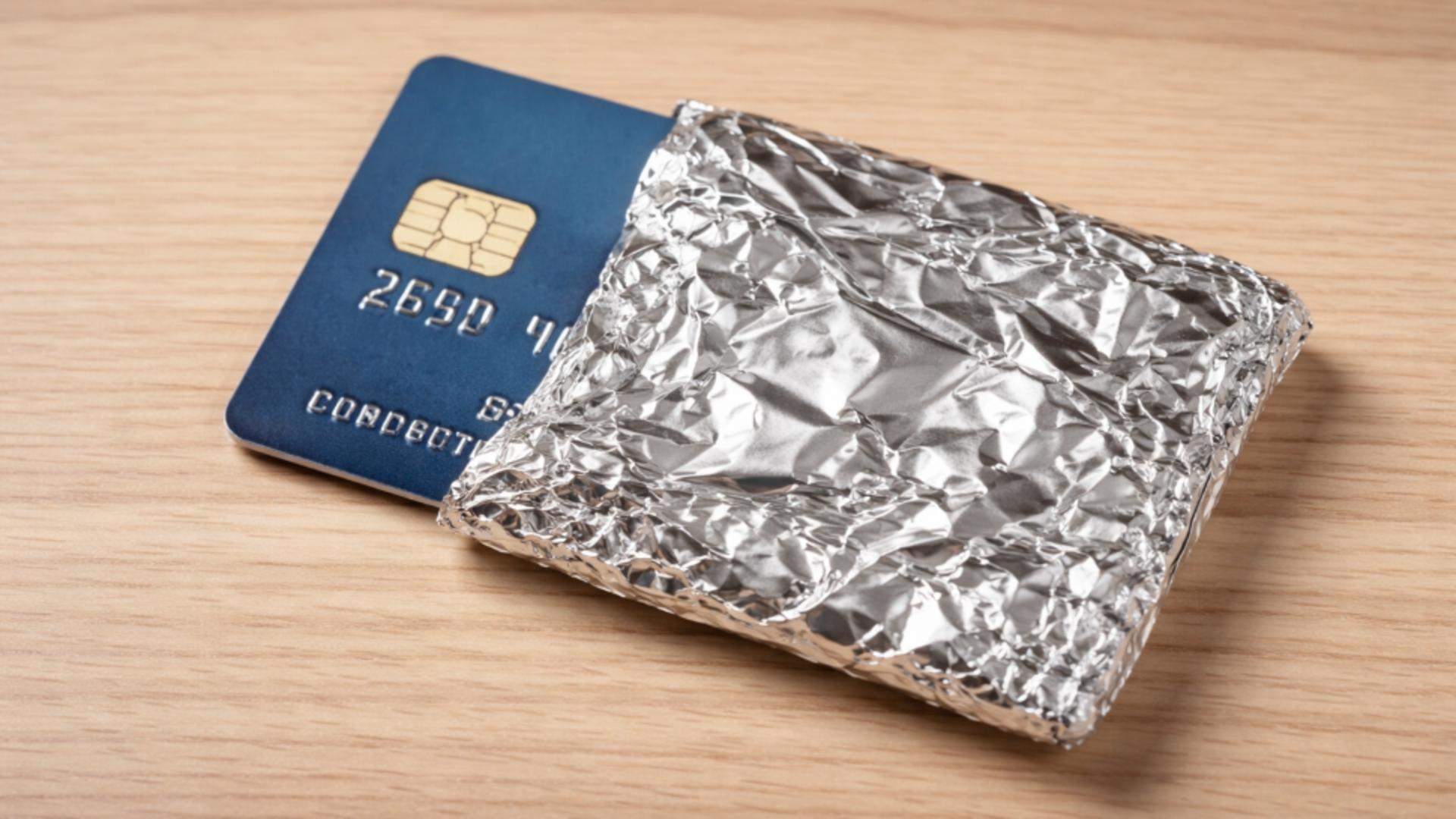 Motivul pentru care oamenii sunt sfătuiți să îşi înfăşoare cardurile bancare în folie de aluminiu. FOTO: AI