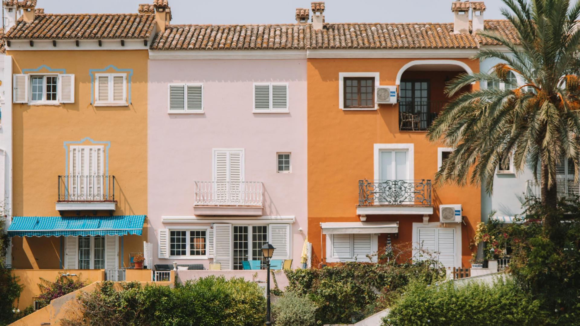 Țara din Europa, care oferă zeci de mii de euro pentru renovarea caselor. Mulți români locuiesc aici