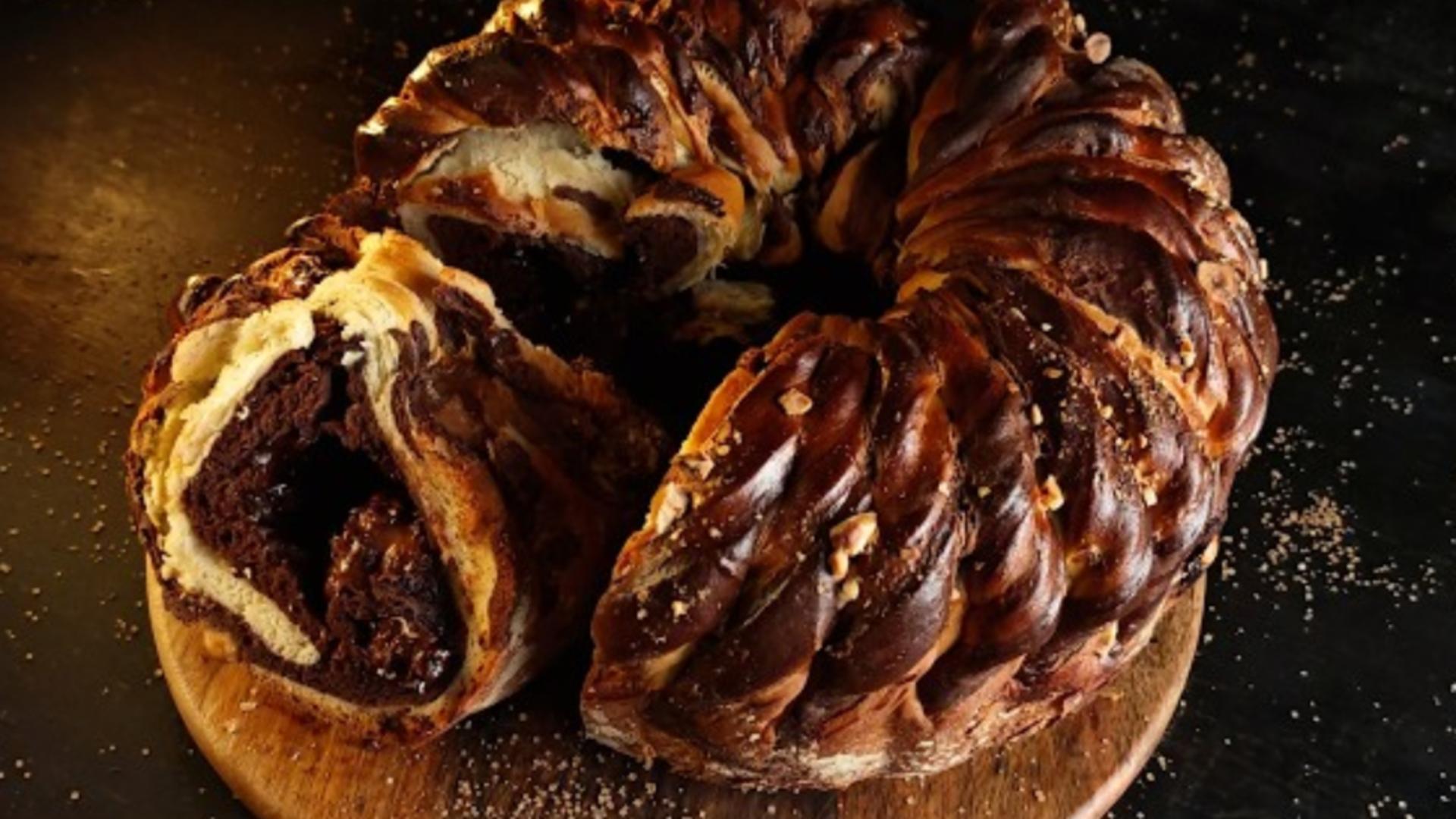 Rețeta de cozonac bicolor cu Nutella și alune de pădure