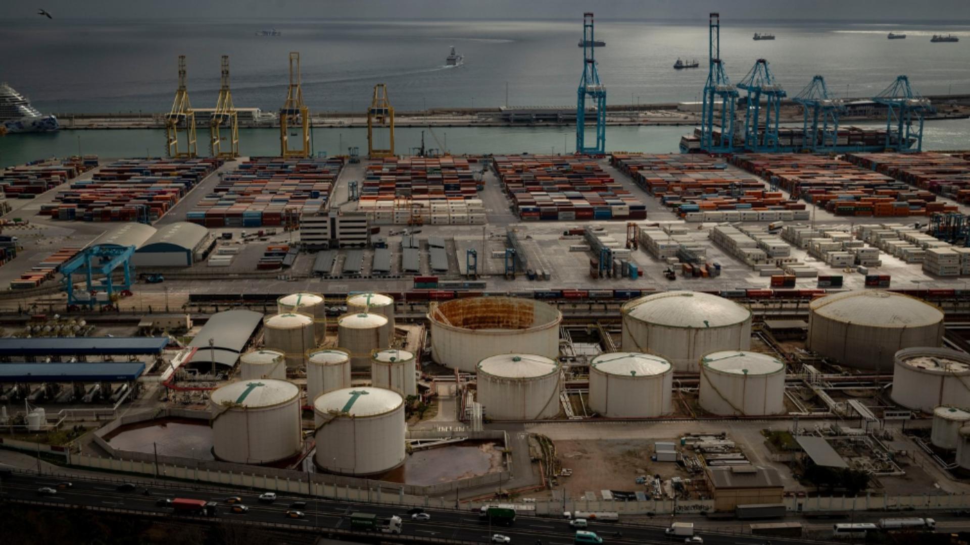 Criza petrolului în 2022 (Ucraina) vs. 2026 (SUA-Iran). De ce plătim mai mult la pompă deși barilul este mai ieftin?