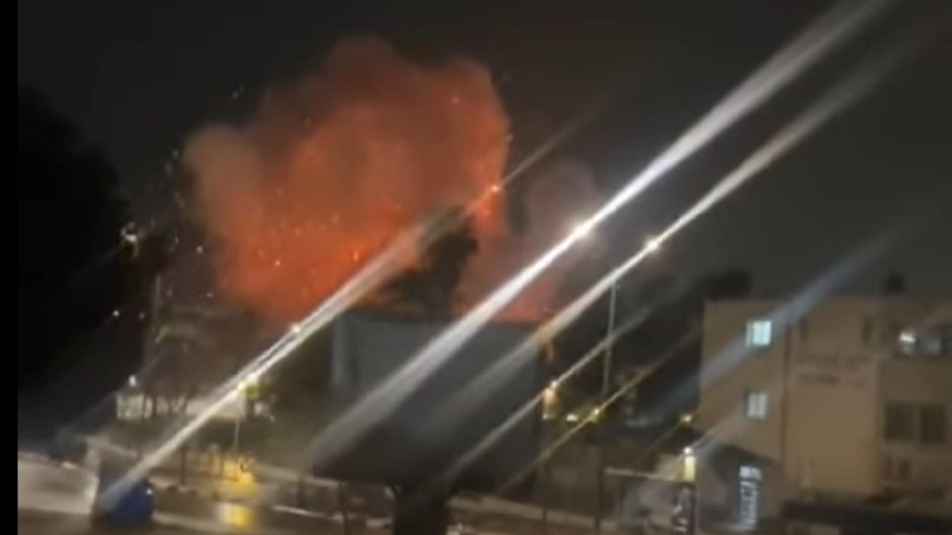 Autoritățile au anunțat prăbușirea unei clădiri sâmbătă seara, ca urmare a atacului. Foto/Captură video