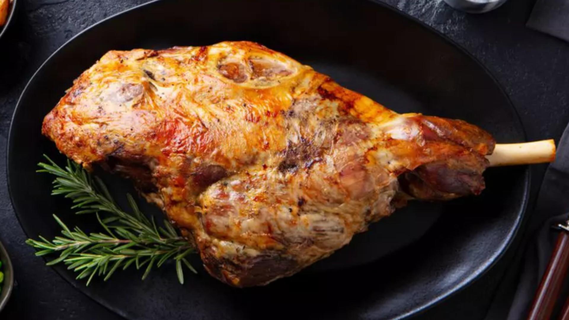 Condimentul pe care trebuie să îl eviți atunci când prepari friptură de miel