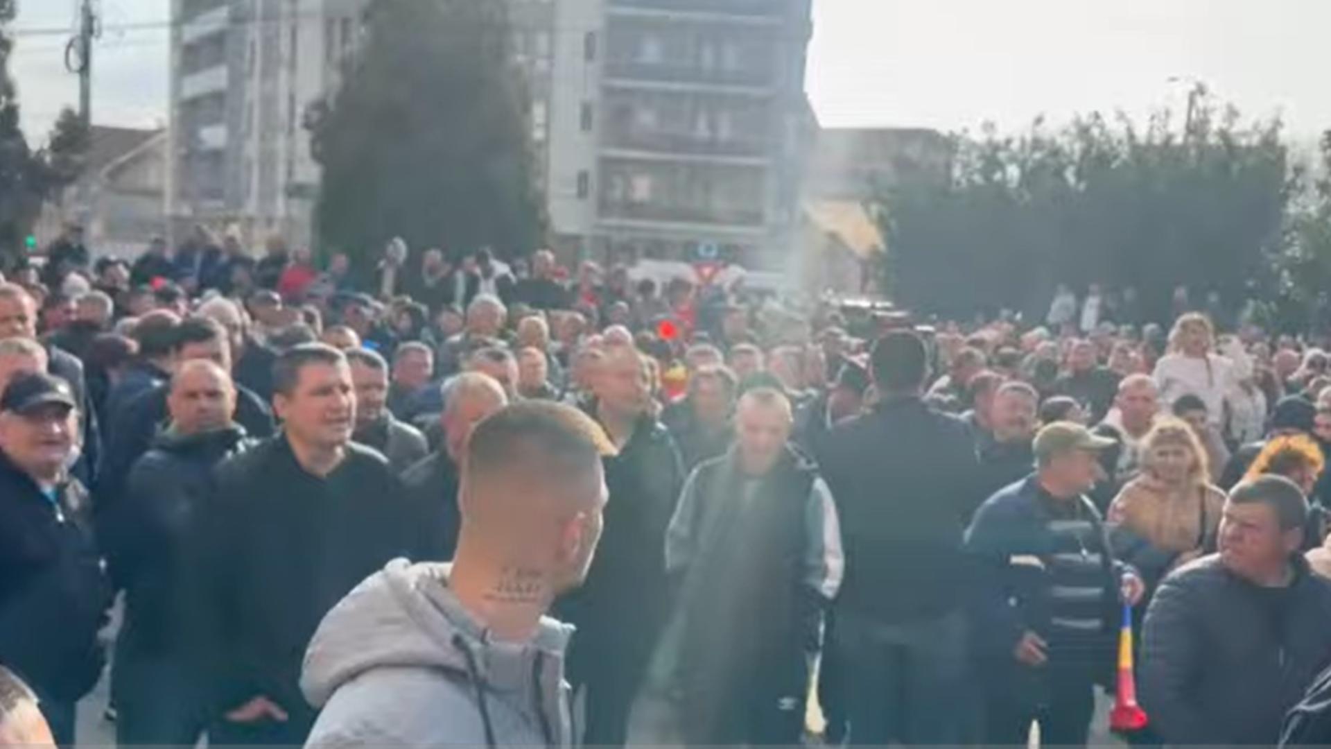 Sute de mineri au pichetat marți sediul Complexului Energetic Oltenia din Târgu Jiu. Foto/Captură video