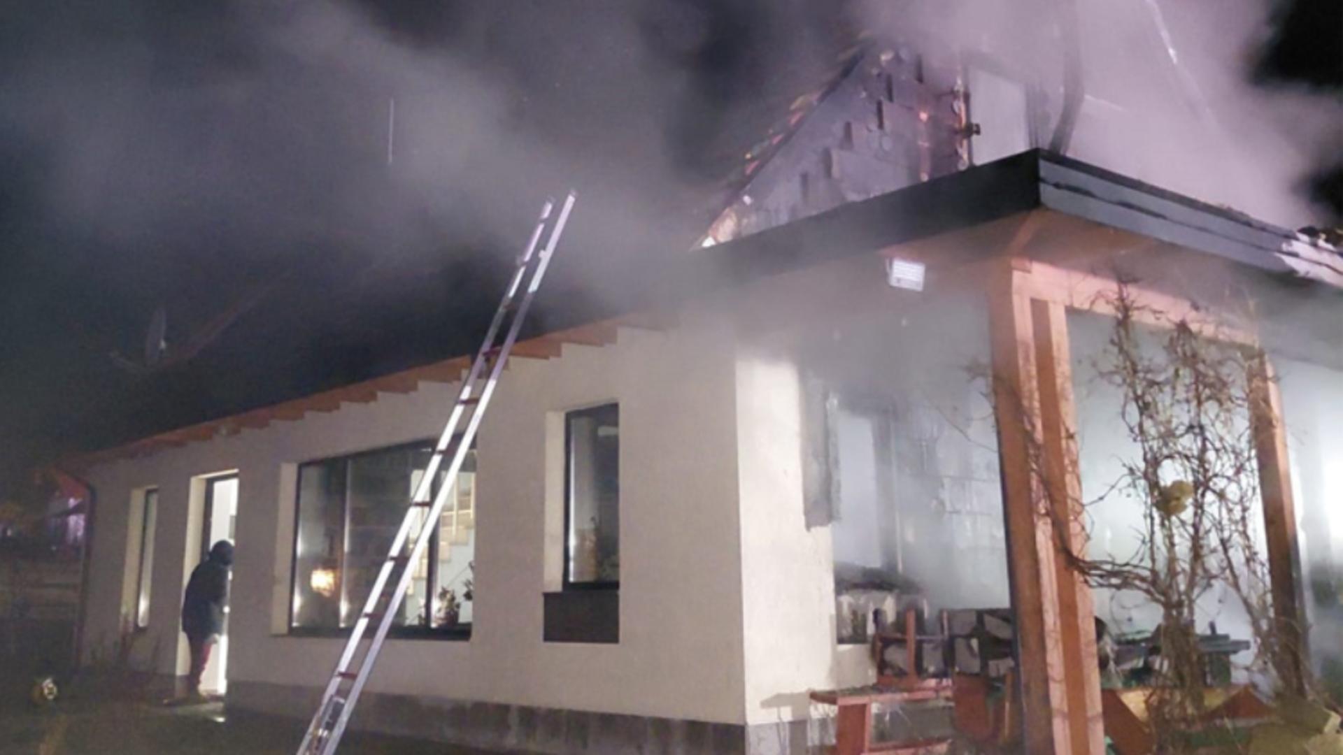 Incendiu puternic într-o gospodărie din județul Harghita