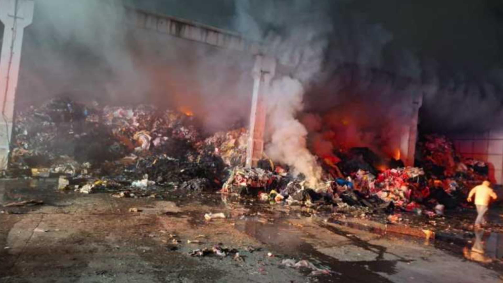 Incendiu puternic la o firmă din județul Hunedoara. FOTO: ISU 