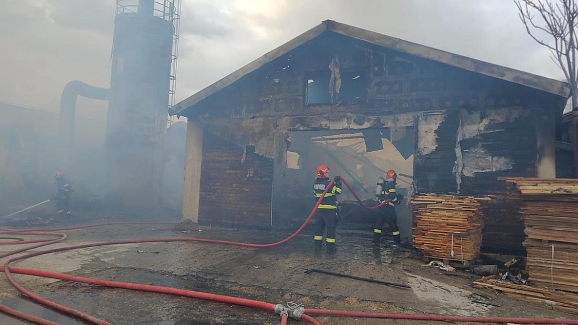 RO-ALERT în Bacău după izbucnirea unui incendiu la o fabrică de cherestea. Mai multe autospeciale ISU au fost mobilizate la fața locului FOTO/VIDEO
